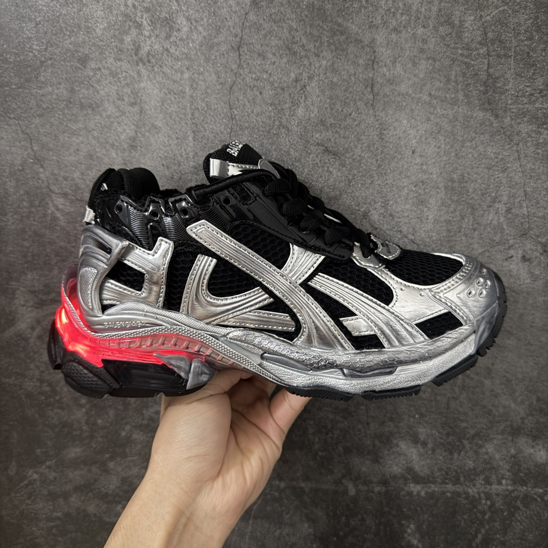 【OK版本】巴黎世家 七代半灯鞋Balenciaga 巴黎7.5巴黎世家 最新配色潮流复古休闲鞋 独家采用大容量锂电，反复按压10万次不会坏， 1.锂电池：3.7V 602040 450毫安时 1.65瓦时 2. 驱动IC：11种模式的开/关切换 通过溢胶、做旧、缝线等细节， 展示了设计师 Demna 的运动鞋风格， 用一双「旧鞋」传递复古感，后侧板、 翘起的鞋头，则展示了 Demna 在结构上的未来构想； 原装大盒从里到外一切百分百还原官方配置 顶级专供碾压一切版本 尺码：35-46-选品中心