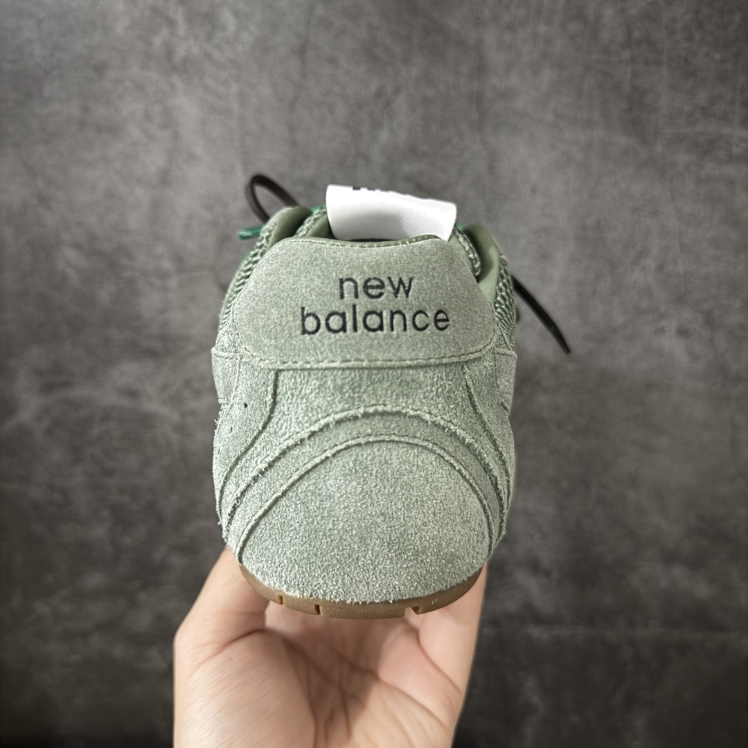 图片[4]-【海淘礼盒版】Miumiu x New Balance NB530 新百伦缪缪联名款复古运动鞋 全套原楦原纸板原厂数据开发 原厂三文治网纱 原装进口羊皮加羊反绒正确绒感卡色 正确中底拉帮中底纸板满印细节 冲裁组合 匠心打造 耗时两个月开发完成 工艺极其复杂难度可想而知 新开独立私模大底 全网唯一正确私模大底 高端零售专供产物 这双变奏版本的530 SL 有着抢眼的双鞋带系统 以撞色的拼接感带出不同以往的风格 同时透过网眼面料与麂皮呈现复古质地 除了极为受到欢迎的棕色调之外 还推出了轻盈的裸白色系 而双方的联名徽标则展现在鞋舌以及内里衬底之上 搭配棉质和皮革的双重鞋带设计呈现出不俗的质感 此番的一大亮点就是将原来的ABZORB 鞋底更换为超薄外底 诠释Y2K风造型 鞋舌上的\”MiuMiu\”和\”NB\”Logo彰显联名身份 整双鞋带来浓浓的复古氛围 尺码：35-40-选品中心