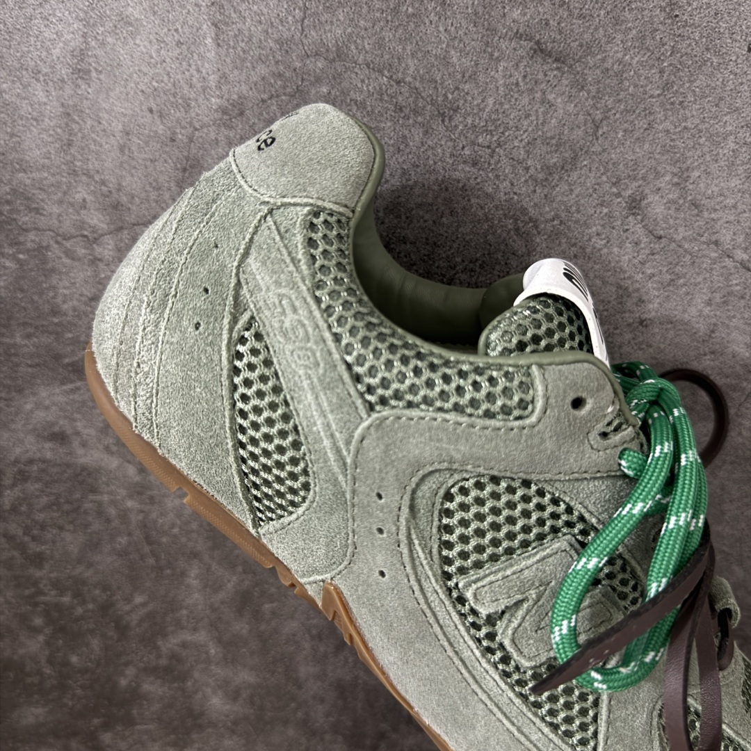 图片[7]-【海淘礼盒版】Miumiu x New Balance NB530 新百伦缪缪联名款复古运动鞋 全套原楦原纸板原厂数据开发 原厂三文治网纱 原装进口羊皮加羊反绒正确绒感卡色 正确中底拉帮中底纸板满印细节 冲裁组合 匠心打造 耗时两个月开发完成 工艺极其复杂难度可想而知 新开独立私模大底 全网唯一正确私模大底 高端零售专供产物 这双变奏版本的530 SL 有着抢眼的双鞋带系统 以撞色的拼接感带出不同以往的风格 同时透过网眼面料与麂皮呈现复古质地 除了极为受到欢迎的棕色调之外 还推出了轻盈的裸白色系 而双方的联名徽标则展现在鞋舌以及内里衬底之上 搭配棉质和皮革的双重鞋带设计呈现出不俗的质感 此番的一大亮点就是将原来的ABZORB 鞋底更换为超薄外底 诠释Y2K风造型 鞋舌上的\”MiuMiu\”和\”NB\”Logo彰显联名身份 整双鞋带来浓浓的复古氛围 尺码：35-40-选品中心