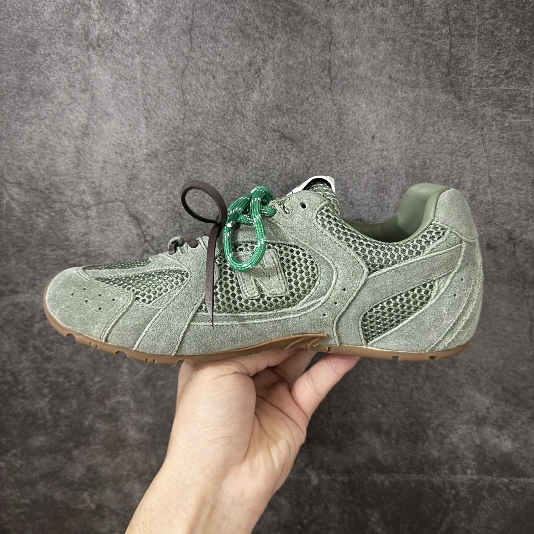 图片[2]-【海淘礼盒版】Miumiu x New Balance NB530 新百伦缪缪联名款复古运动鞋 全套原楦原纸板原厂数据开发 原厂三文治网纱 原装进口羊皮加羊反绒正确绒感卡色 正确中底拉帮中底纸板满印细节 冲裁组合 匠心打造 耗时两个月开发完成 工艺极其复杂难度可想而知 新开独立私模大底 全网唯一正确私模大底 高端零售专供产物 这双变奏版本的530 SL 有着抢眼的双鞋带系统 以撞色的拼接感带出不同以往的风格 同时透过网眼面料与麂皮呈现复古质地 除了极为受到欢迎的棕色调之外 还推出了轻盈的裸白色系 而双方的联名徽标则展现在鞋舌以及内里衬底之上 搭配棉质和皮革的双重鞋带设计呈现出不俗的质感 此番的一大亮点就是将原来的ABZORB 鞋底更换为超薄外底 诠释Y2K风造型 鞋舌上的\”MiuMiu\”和\”NB\”Logo彰显联名身份 整双鞋带来浓浓的复古氛围 尺码：35-40-选品中心