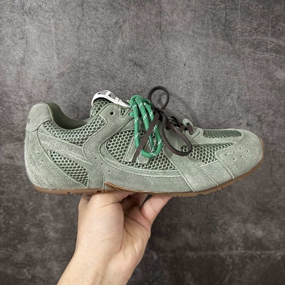 【海淘礼盒版】Miumiu x New Balance NB530 新百伦缪缪联名款复古运动鞋 全套原楦原纸板原厂数据开发 原厂三文治网纱 原装进口羊皮加羊反绒正确绒感卡色 正确中底拉帮中底纸板满印细节 冲裁组合 匠心打造 耗时两个月开发完成 工艺极其复杂难度可想而知 新开独立私模大底 全网唯一正确私模大底 高端零售专供产物 这双变奏版本的530 SL 有着抢眼的双鞋带系统 以撞色的拼接感带出不同以往的风格 同时透过网眼面料与麂皮呈现复古质地 除了极为受到欢迎的棕色调之外 还推出了轻盈的裸白色系 而双方的联名徽标则展现在鞋舌以及内里衬底之上 搭配棉质和皮革的双重鞋带设计呈现出不俗的质感 此番的一大亮点就是将原来的ABZORB 鞋底更换为超薄外底 诠释Y2K风造型 鞋舌上的\