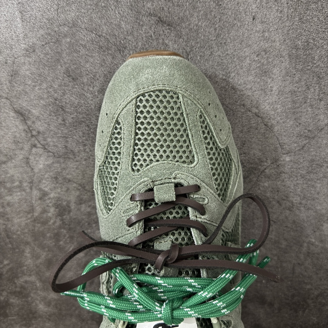 图片[5]-【海淘礼盒版】Miumiu x New Balance NB530 新百伦缪缪联名款复古运动鞋 全套原楦原纸板原厂数据开发 原厂三文治网纱 原装进口羊皮加羊反绒正确绒感卡色 正确中底拉帮中底纸板满印细节 冲裁组合 匠心打造 耗时两个月开发完成 工艺极其复杂难度可想而知 新开独立私模大底 全网唯一正确私模大底 高端零售专供产物 这双变奏版本的530 SL 有着抢眼的双鞋带系统 以撞色的拼接感带出不同以往的风格 同时透过网眼面料与麂皮呈现复古质地 除了极为受到欢迎的棕色调之外 还推出了轻盈的裸白色系 而双方的联名徽标则展现在鞋舌以及内里衬底之上 搭配棉质和皮革的双重鞋带设计呈现出不俗的质感 此番的一大亮点就是将原来的ABZORB 鞋底更换为超薄外底 诠释Y2K风造型 鞋舌上的\”MiuMiu\”和\”NB\”Logo彰显联名身份 整双鞋带来浓浓的复古氛围 尺码：35-40-选品中心