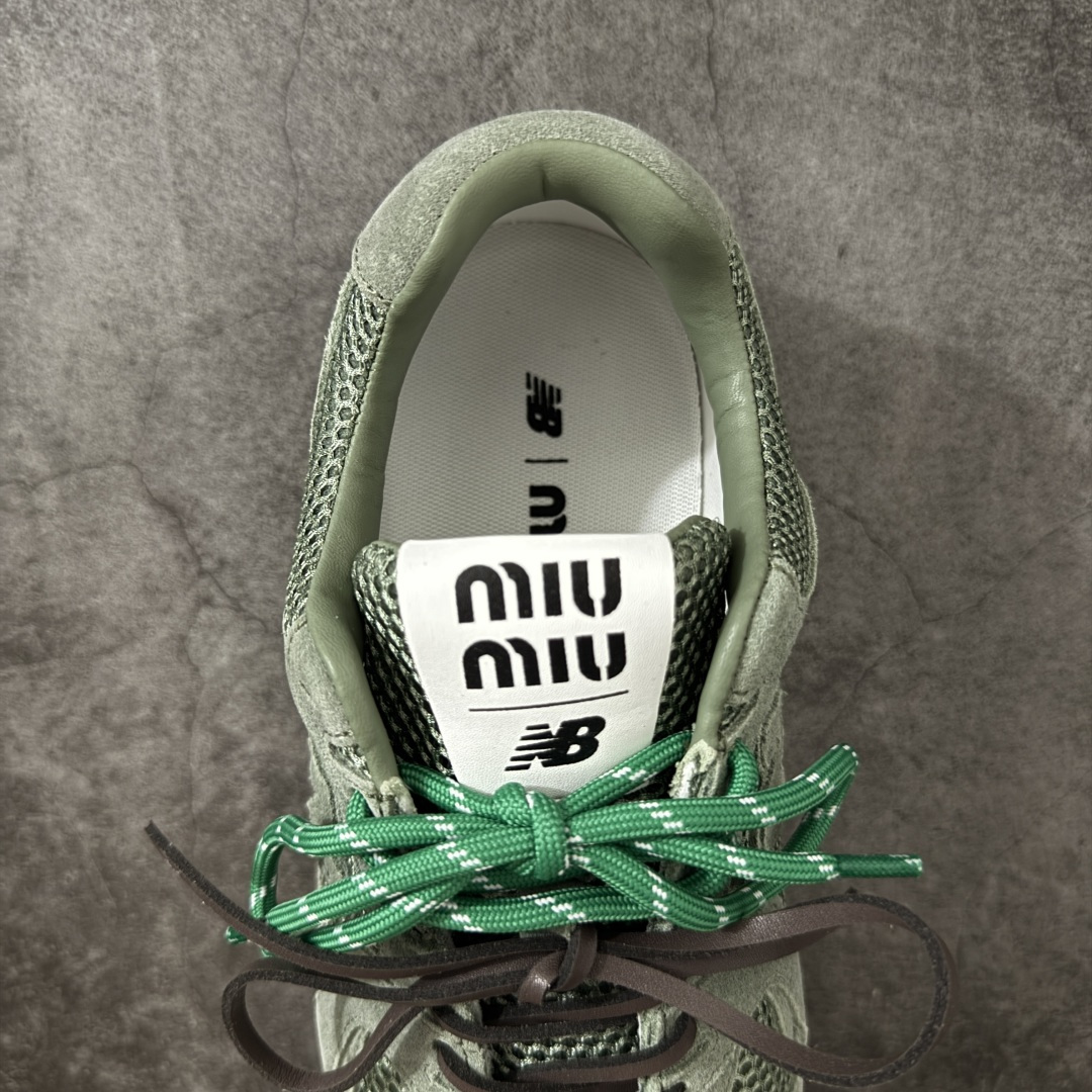 图片[8]-【海淘礼盒版】Miumiu x New Balance NB530 新百伦缪缪联名款复古运动鞋 全套原楦原纸板原厂数据开发 原厂三文治网纱 原装进口羊皮加羊反绒正确绒感卡色 正确中底拉帮中底纸板满印细节 冲裁组合 匠心打造 耗时两个月开发完成 工艺极其复杂难度可想而知 新开独立私模大底 全网唯一正确私模大底 高端零售专供产物 这双变奏版本的530 SL 有着抢眼的双鞋带系统 以撞色的拼接感带出不同以往的风格 同时透过网眼面料与麂皮呈现复古质地 除了极为受到欢迎的棕色调之外 还推出了轻盈的裸白色系 而双方的联名徽标则展现在鞋舌以及内里衬底之上 搭配棉质和皮革的双重鞋带设计呈现出不俗的质感 此番的一大亮点就是将原来的ABZORB 鞋底更换为超薄外底 诠释Y2K风造型 鞋舌上的\”MiuMiu\”和\”NB\”Logo彰显联名身份 整双鞋带来浓浓的复古氛围 尺码：35-40-选品中心