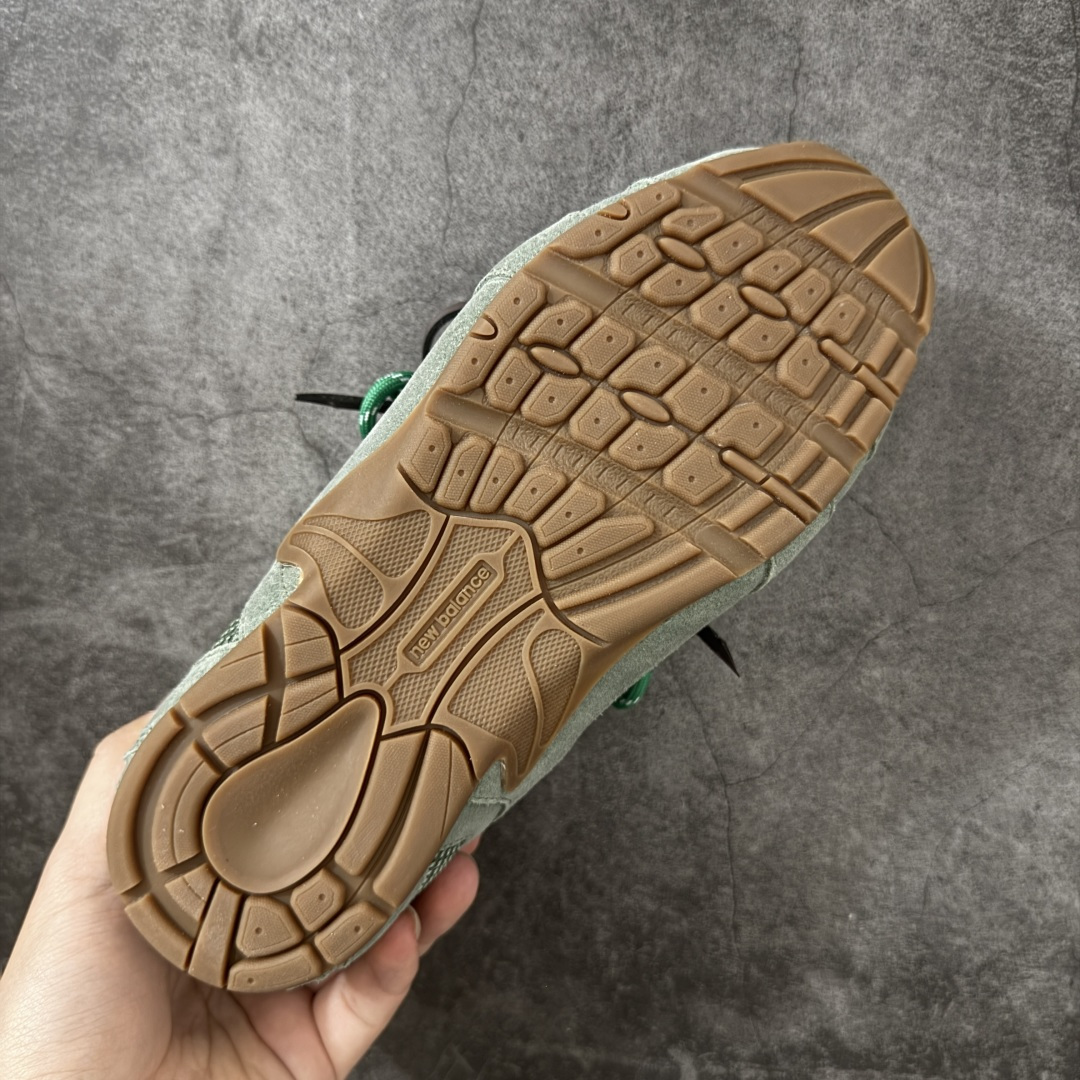 图片[9]-【海淘礼盒版】Miumiu x New Balance NB530 新百伦缪缪联名款复古运动鞋 全套原楦原纸板原厂数据开发 原厂三文治网纱 原装进口羊皮加羊反绒正确绒感卡色 正确中底拉帮中底纸板满印细节 冲裁组合 匠心打造 耗时两个月开发完成 工艺极其复杂难度可想而知 新开独立私模大底 全网唯一正确私模大底 高端零售专供产物 这双变奏版本的530 SL 有着抢眼的双鞋带系统 以撞色的拼接感带出不同以往的风格 同时透过网眼面料与麂皮呈现复古质地 除了极为受到欢迎的棕色调之外 还推出了轻盈的裸白色系 而双方的联名徽标则展现在鞋舌以及内里衬底之上 搭配棉质和皮革的双重鞋带设计呈现出不俗的质感 此番的一大亮点就是将原来的ABZORB 鞋底更换为超薄外底 诠释Y2K风造型 鞋舌上的\”MiuMiu\”和\”NB\”Logo彰显联名身份 整双鞋带来浓浓的复古氛围 尺码：35-40-选品中心