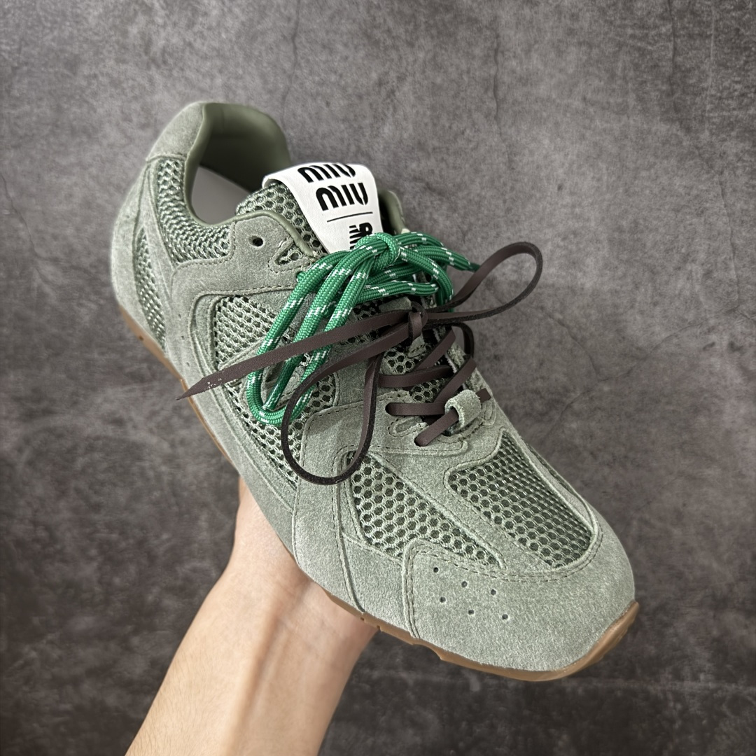 图片[3]-【海淘礼盒版】Miumiu x New Balance NB530 新百伦缪缪联名款复古运动鞋 全套原楦原纸板原厂数据开发 原厂三文治网纱 原装进口羊皮加羊反绒正确绒感卡色 正确中底拉帮中底纸板满印细节 冲裁组合 匠心打造 耗时两个月开发完成 工艺极其复杂难度可想而知 新开独立私模大底 全网唯一正确私模大底 高端零售专供产物 这双变奏版本的530 SL 有着抢眼的双鞋带系统 以撞色的拼接感带出不同以往的风格 同时透过网眼面料与麂皮呈现复古质地 除了极为受到欢迎的棕色调之外 还推出了轻盈的裸白色系 而双方的联名徽标则展现在鞋舌以及内里衬底之上 搭配棉质和皮革的双重鞋带设计呈现出不俗的质感 此番的一大亮点就是将原来的ABZORB 鞋底更换为超薄外底 诠释Y2K风造型 鞋舌上的\”MiuMiu\”和\”NB\”Logo彰显联名身份 整双鞋带来浓浓的复古氛围 尺码：35-40-选品中心