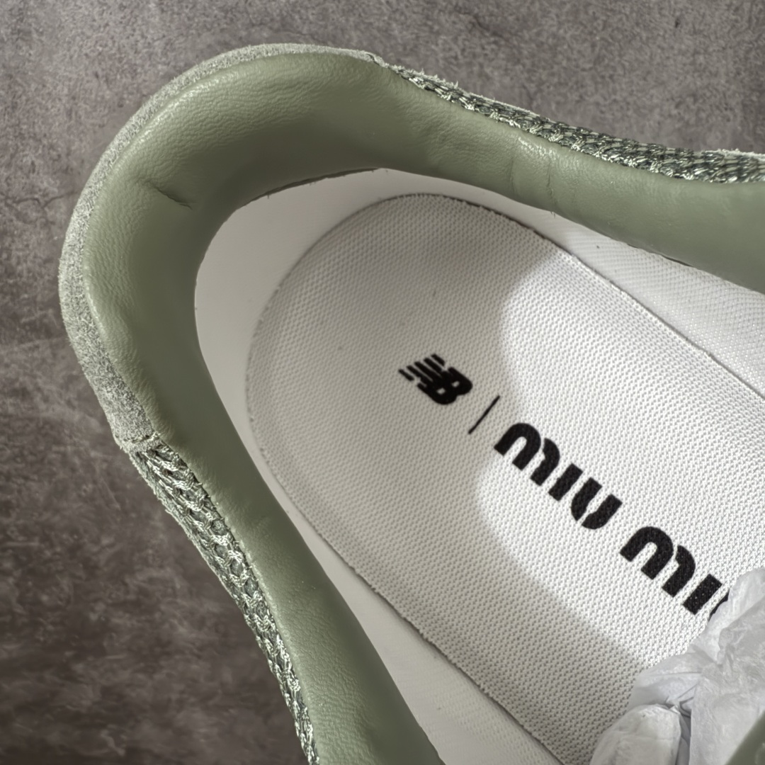 图片[8]-【海淘礼盒版】Miumiu x New Balance NB530 新百伦缪缪联名款复古运动鞋 全套原楦原纸板原厂数据开发 原厂三文治网纱 原装进口羊皮加羊反绒正确绒感卡色 正确中底拉帮中底纸板满印细节 冲裁组合 匠心打造 耗时两个月开发完成 工艺极其复杂难度可想而知 新开独立私模大底 全网唯一正确私模大底 高端零售专供产物 这双变奏版本的530 SL 有着抢眼的双鞋带系统 以撞色的拼接感带出不同以往的风格 同时透过网眼面料与麂皮呈现复古质地 除了极为受到欢迎的棕色调之外 还推出了轻盈的裸白色系 而双方的联名徽标则展现在鞋舌以及内里衬底之上 搭配棉质和皮革的双重鞋带设计呈现出不俗的质感 此番的一大亮点就是将原来的ABZORB 鞋底更换为超薄外底 诠释Y2K风造型 鞋舌上的\”MiuMiu\”和\”NB\”Logo彰显联名身份 整双鞋带来浓浓的复古氛围 尺码：35-40-选品中心