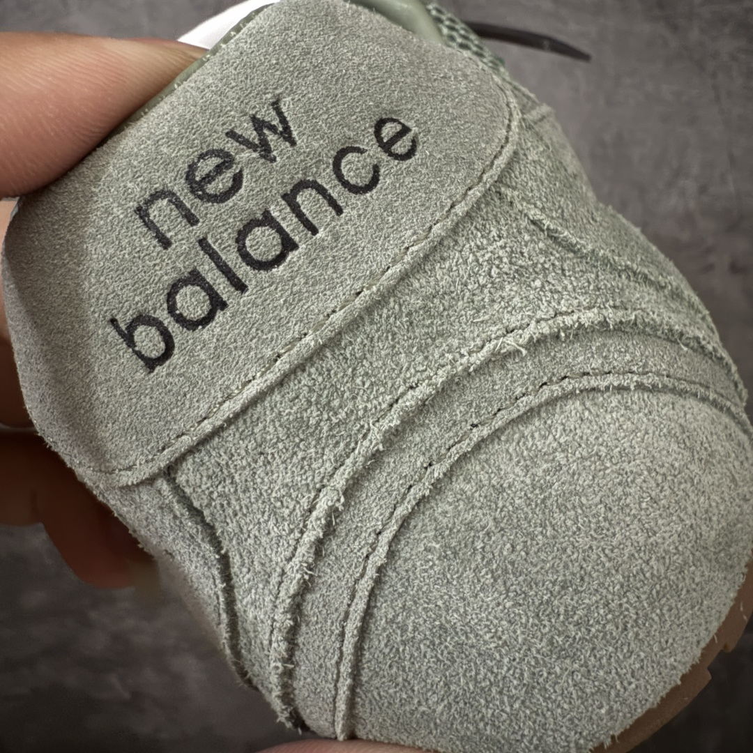 图片[2]-【海淘礼盒版】Miumiu x New Balance NB530 新百伦缪缪联名款复古运动鞋 全套原楦原纸板原厂数据开发 原厂三文治网纱 原装进口羊皮加羊反绒正确绒感卡色 正确中底拉帮中底纸板满印细节 冲裁组合 匠心打造 耗时两个月开发完成 工艺极其复杂难度可想而知 新开独立私模大底 全网唯一正确私模大底 高端零售专供产物 这双变奏版本的530 SL 有着抢眼的双鞋带系统 以撞色的拼接感带出不同以往的风格 同时透过网眼面料与麂皮呈现复古质地 除了极为受到欢迎的棕色调之外 还推出了轻盈的裸白色系 而双方的联名徽标则展现在鞋舌以及内里衬底之上 搭配棉质和皮革的双重鞋带设计呈现出不俗的质感 此番的一大亮点就是将原来的ABZORB 鞋底更换为超薄外底 诠释Y2K风造型 鞋舌上的\”MiuMiu\”和\”NB\”Logo彰显联名身份 整双鞋带来浓浓的复古氛围 尺码：35-40-选品中心