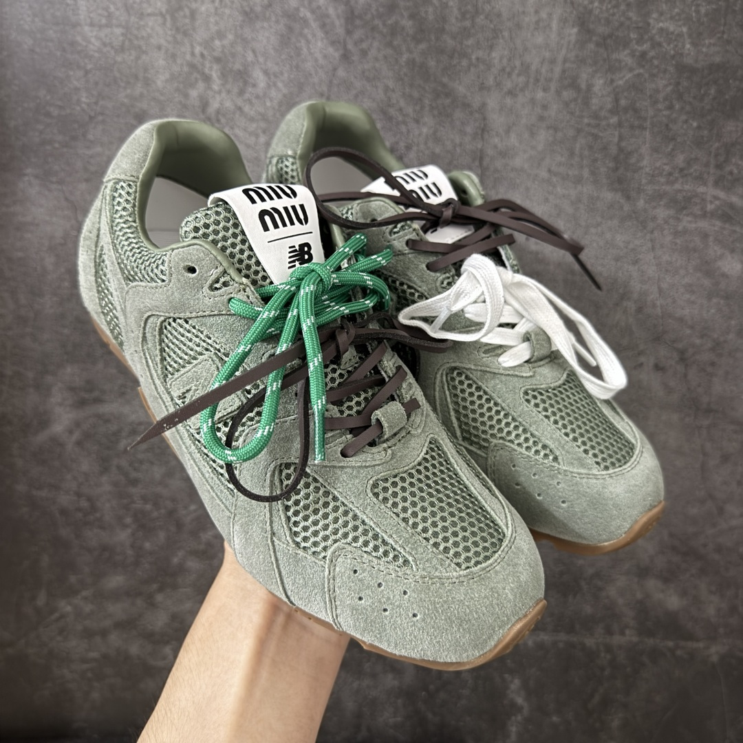 【海淘礼盒版】Miumiu x New Balance NB530 新百伦缪缪联名款复古运动鞋 全套原楦原纸板原厂数据开发 原厂三文治网纱 原装进口羊皮加羊反绒正确绒感卡色 正确中底拉帮中底纸板满印细节 冲裁组合 匠心打造 耗时两个月开发完成 工艺极其复杂难度可想而知 新开独立私模大底 全网唯一正确私模大底 高端零售专供产物 这双变奏版本的530 SL 有着抢眼的双鞋带系统 以撞色的拼接感带出不同以往的风格 同时透过网眼面料与麂皮呈现复古质地 除了极为受到欢迎的棕色调之外 还推出了轻盈的裸白色系 而双方的联名徽标则展现在鞋舌以及内里衬底之上 搭配棉质和皮革的双重鞋带设计呈现出不俗的质感 此番的一大亮点就是将原来的ABZORB 鞋底更换为超薄外底 诠释Y2K风造型 鞋舌上的\
