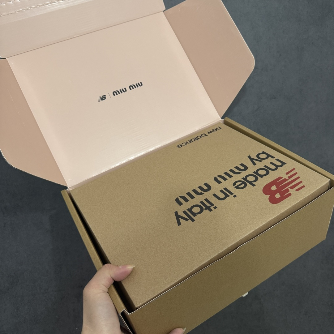 图片[9]-【海淘礼盒版】Miumiu x New Balance NB530 新百伦缪缪联名款复古运动鞋 全套原楦原纸板原厂数据开发 原厂三文治网纱 原装进口羊皮加羊反绒正确绒感卡色 正确中底拉帮中底纸板满印细节 冲裁组合 匠心打造 耗时两个月开发完成 工艺极其复杂难度可想而知 新开独立私模大底 全网唯一正确私模大底 高端零售专供产物 这双变奏版本的530 SL 有着抢眼的双鞋带系统 以撞色的拼接感带出不同以往的风格 同时透过网眼面料与麂皮呈现复古质地 除了极为受到欢迎的棕色调之外 还推出了轻盈的裸白色系 而双方的联名徽标则展现在鞋舌以及内里衬底之上 搭配棉质和皮革的双重鞋带设计呈现出不俗的质感 此番的一大亮点就是将原来的ABZORB 鞋底更换为超薄外底 诠释Y2K风造型 鞋舌上的\”MiuMiu\”和\”NB\”Logo彰显联名身份 整双鞋带来浓浓的复古氛围 尺码：35-40-选品中心