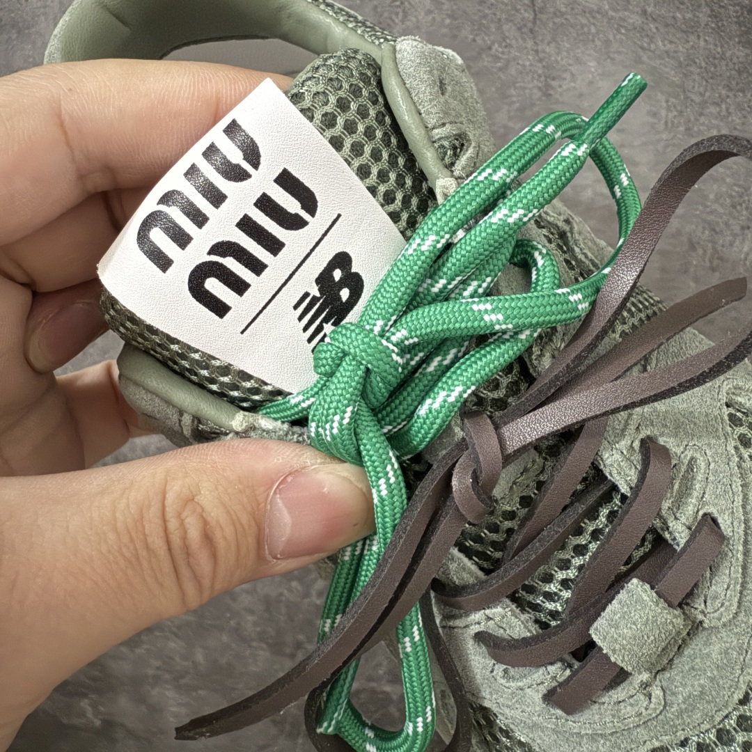 图片[6]-【海淘礼盒版】Miumiu x New Balance NB530 新百伦缪缪联名款复古运动鞋 全套原楦原纸板原厂数据开发 原厂三文治网纱 原装进口羊皮加羊反绒正确绒感卡色 正确中底拉帮中底纸板满印细节 冲裁组合 匠心打造 耗时两个月开发完成 工艺极其复杂难度可想而知 新开独立私模大底 全网唯一正确私模大底 高端零售专供产物 这双变奏版本的530 SL 有着抢眼的双鞋带系统 以撞色的拼接感带出不同以往的风格 同时透过网眼面料与麂皮呈现复古质地 除了极为受到欢迎的棕色调之外 还推出了轻盈的裸白色系 而双方的联名徽标则展现在鞋舌以及内里衬底之上 搭配棉质和皮革的双重鞋带设计呈现出不俗的质感 此番的一大亮点就是将原来的ABZORB 鞋底更换为超薄外底 诠释Y2K风造型 鞋舌上的\”MiuMiu\”和\”NB\”Logo彰显联名身份 整双鞋带来浓浓的复古氛围 尺码：35-40-选品中心
