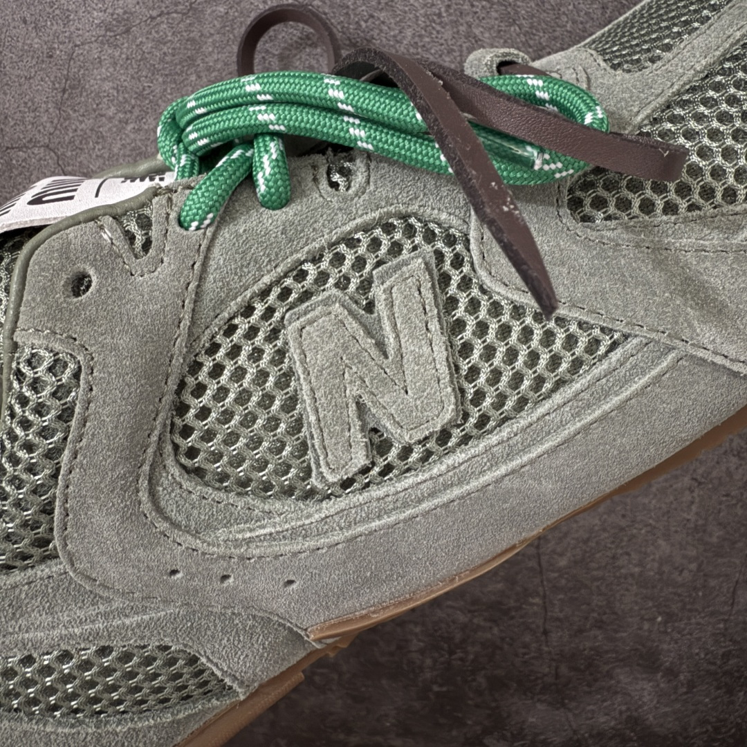 图片[4]-【海淘礼盒版】Miumiu x New Balance NB530 新百伦缪缪联名款复古运动鞋 全套原楦原纸板原厂数据开发 原厂三文治网纱 原装进口羊皮加羊反绒正确绒感卡色 正确中底拉帮中底纸板满印细节 冲裁组合 匠心打造 耗时两个月开发完成 工艺极其复杂难度可想而知 新开独立私模大底 全网唯一正确私模大底 高端零售专供产物 这双变奏版本的530 SL 有着抢眼的双鞋带系统 以撞色的拼接感带出不同以往的风格 同时透过网眼面料与麂皮呈现复古质地 除了极为受到欢迎的棕色调之外 还推出了轻盈的裸白色系 而双方的联名徽标则展现在鞋舌以及内里衬底之上 搭配棉质和皮革的双重鞋带设计呈现出不俗的质感 此番的一大亮点就是将原来的ABZORB 鞋底更换为超薄外底 诠释Y2K风造型 鞋舌上的\”MiuMiu\”和\”NB\”Logo彰显联名身份 整双鞋带来浓浓的复古氛围 尺码：35-40-选品中心