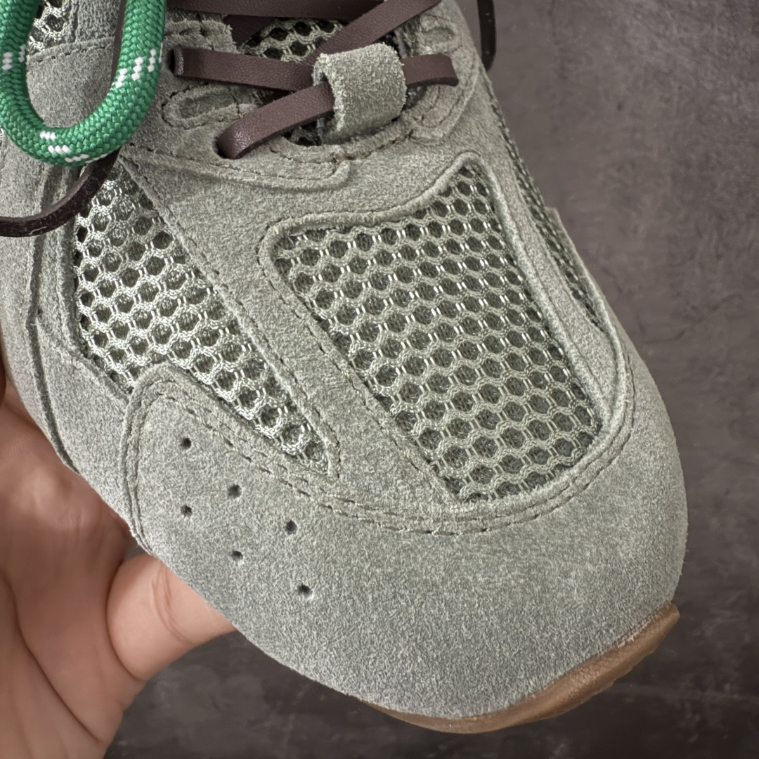 图片[5]-【海淘礼盒版】Miumiu x New Balance NB530 新百伦缪缪联名款复古运动鞋 全套原楦原纸板原厂数据开发 原厂三文治网纱 原装进口羊皮加羊反绒正确绒感卡色 正确中底拉帮中底纸板满印细节 冲裁组合 匠心打造 耗时两个月开发完成 工艺极其复杂难度可想而知 新开独立私模大底 全网唯一正确私模大底 高端零售专供产物 这双变奏版本的530 SL 有着抢眼的双鞋带系统 以撞色的拼接感带出不同以往的风格 同时透过网眼面料与麂皮呈现复古质地 除了极为受到欢迎的棕色调之外 还推出了轻盈的裸白色系 而双方的联名徽标则展现在鞋舌以及内里衬底之上 搭配棉质和皮革的双重鞋带设计呈现出不俗的质感 此番的一大亮点就是将原来的ABZORB 鞋底更换为超薄外底 诠释Y2K风造型 鞋舌上的\”MiuMiu\”和\”NB\”Logo彰显联名身份 整双鞋带来浓浓的复古氛围 尺码：35-40-选品中心