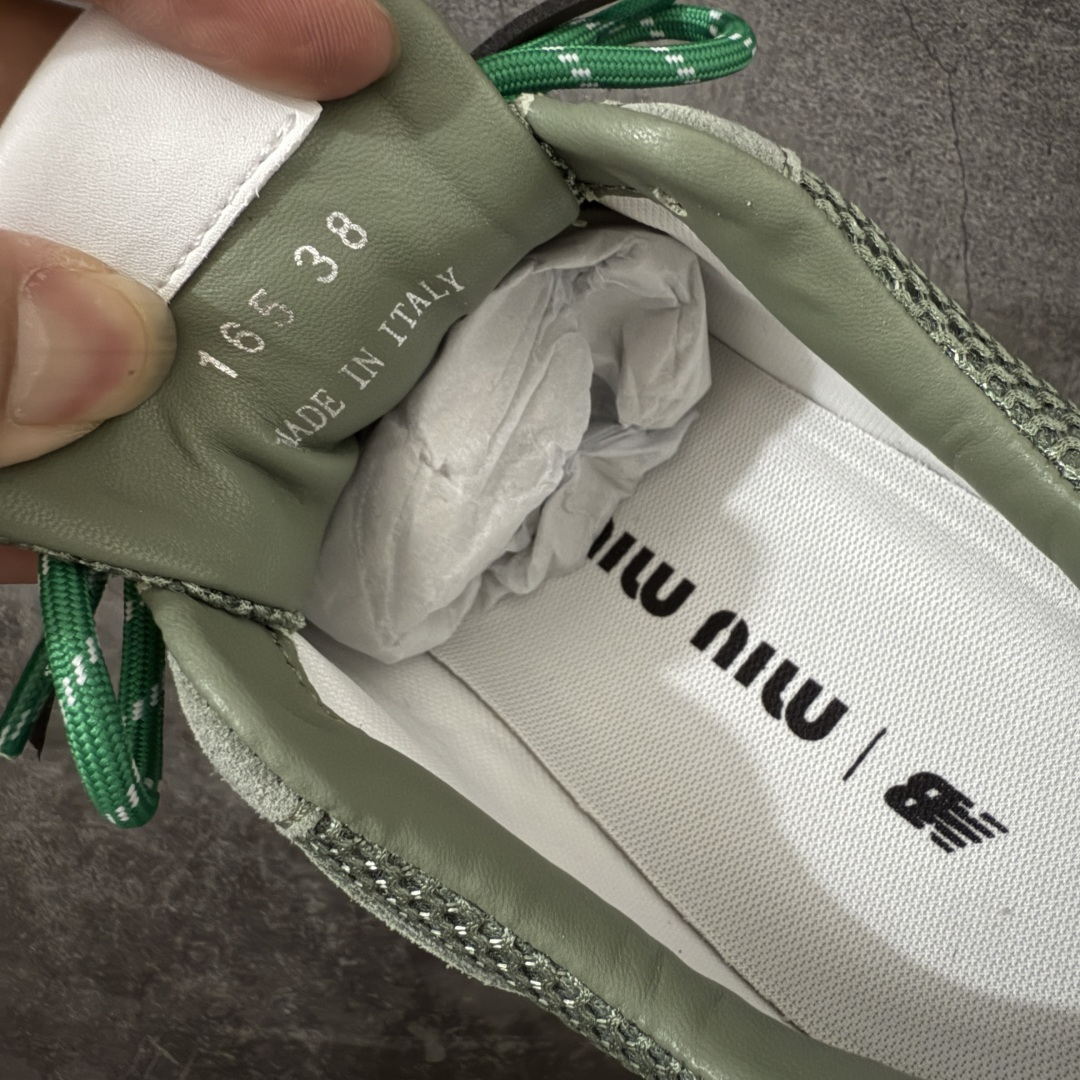 图片[7]-【海淘礼盒版】Miumiu x New Balance NB530 新百伦缪缪联名款复古运动鞋 全套原楦原纸板原厂数据开发 原厂三文治网纱 原装进口羊皮加羊反绒正确绒感卡色 正确中底拉帮中底纸板满印细节 冲裁组合 匠心打造 耗时两个月开发完成 工艺极其复杂难度可想而知 新开独立私模大底 全网唯一正确私模大底 高端零售专供产物 这双变奏版本的530 SL 有着抢眼的双鞋带系统 以撞色的拼接感带出不同以往的风格 同时透过网眼面料与麂皮呈现复古质地 除了极为受到欢迎的棕色调之外 还推出了轻盈的裸白色系 而双方的联名徽标则展现在鞋舌以及内里衬底之上 搭配棉质和皮革的双重鞋带设计呈现出不俗的质感 此番的一大亮点就是将原来的ABZORB 鞋底更换为超薄外底 诠释Y2K风造型 鞋舌上的\”MiuMiu\”和\”NB\”Logo彰显联名身份 整双鞋带来浓浓的复古氛围 尺码：35-40-选品中心