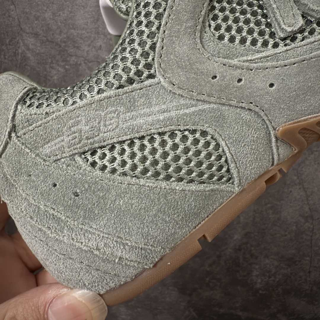 图片[3]-【海淘礼盒版】Miumiu x New Balance NB530 新百伦缪缪联名款复古运动鞋 全套原楦原纸板原厂数据开发 原厂三文治网纱 原装进口羊皮加羊反绒正确绒感卡色 正确中底拉帮中底纸板满印细节 冲裁组合 匠心打造 耗时两个月开发完成 工艺极其复杂难度可想而知 新开独立私模大底 全网唯一正确私模大底 高端零售专供产物 这双变奏版本的530 SL 有着抢眼的双鞋带系统 以撞色的拼接感带出不同以往的风格 同时透过网眼面料与麂皮呈现复古质地 除了极为受到欢迎的棕色调之外 还推出了轻盈的裸白色系 而双方的联名徽标则展现在鞋舌以及内里衬底之上 搭配棉质和皮革的双重鞋带设计呈现出不俗的质感 此番的一大亮点就是将原来的ABZORB 鞋底更换为超薄外底 诠释Y2K风造型 鞋舌上的\”MiuMiu\”和\”NB\”Logo彰显联名身份 整双鞋带来浓浓的复古氛围 尺码：35-40-选品中心