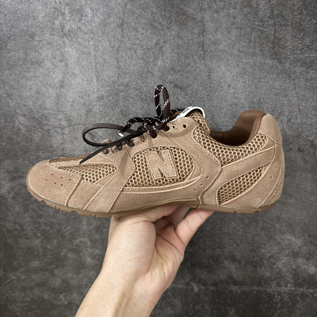 图片[2]-【海淘礼盒版】Miumiu x New Balance NB530 新百伦缪缪联名款复古运动鞋 全套原楦原纸板原厂数据开发 原厂三文治网纱 原装进口羊皮加羊反绒正确绒感卡色 正确中底拉帮中底纸板满印细节 冲裁组合 匠心打造 耗时两个月开发完成 工艺极其复杂难度可想而知 新开独立私模大底 全网唯一正确私模大底 高端零售专供产物 这双变奏版本的530 SL 有着抢眼的双鞋带系统 以撞色的拼接感带出不同以往的风格 同时透过网眼面料与麂皮呈现复古质地 除了极为受到欢迎的棕色调之外 还推出了轻盈的裸白色系 而双方的联名徽标则展现在鞋舌以及内里衬底之上 搭配棉质和皮革的双重鞋带设计呈现出不俗的质感 此番的一大亮点就是将原来的ABZORB 鞋底更换为超薄外底 诠释Y2K风造型 鞋舌上的\”MiuMiu\”和\”NB\”Logo彰显联名身份 整双鞋带来浓浓的复古氛围 尺码：35-40-选品中心