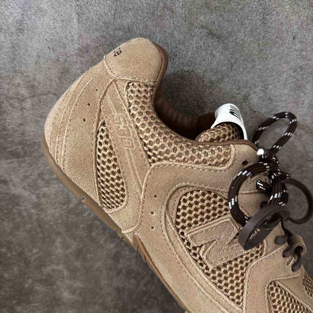 图片[7]-【海淘礼盒版】Miumiu x New Balance NB530 新百伦缪缪联名款复古运动鞋 全套原楦原纸板原厂数据开发 原厂三文治网纱 原装进口羊皮加羊反绒正确绒感卡色 正确中底拉帮中底纸板满印细节 冲裁组合 匠心打造 耗时两个月开发完成 工艺极其复杂难度可想而知 新开独立私模大底 全网唯一正确私模大底 高端零售专供产物 这双变奏版本的530 SL 有着抢眼的双鞋带系统 以撞色的拼接感带出不同以往的风格 同时透过网眼面料与麂皮呈现复古质地 除了极为受到欢迎的棕色调之外 还推出了轻盈的裸白色系 而双方的联名徽标则展现在鞋舌以及内里衬底之上 搭配棉质和皮革的双重鞋带设计呈现出不俗的质感 此番的一大亮点就是将原来的ABZORB 鞋底更换为超薄外底 诠释Y2K风造型 鞋舌上的\”MiuMiu\”和\”NB\”Logo彰显联名身份 整双鞋带来浓浓的复古氛围 尺码：35-40-选品中心
