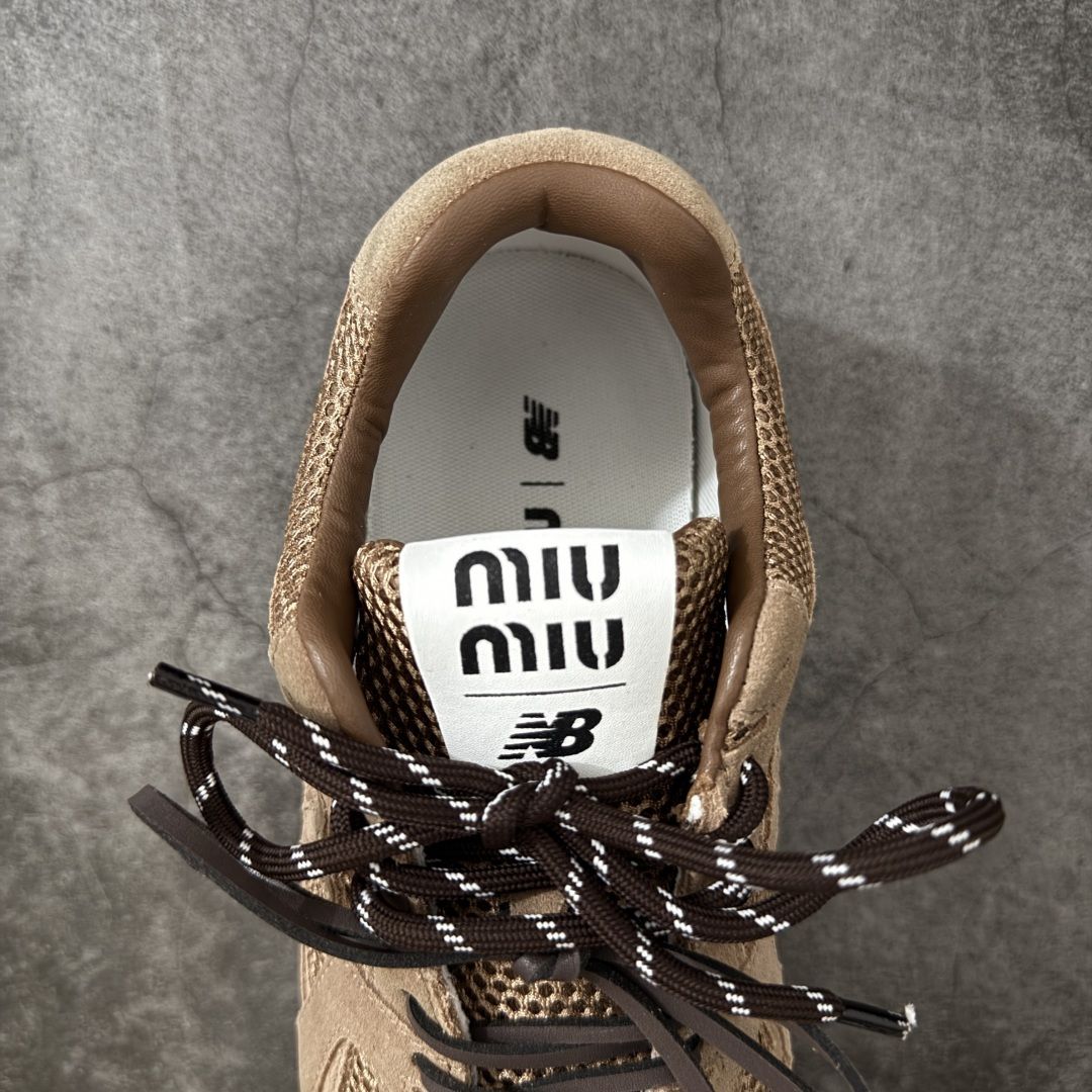 图片[8]-【海淘礼盒版】Miumiu x New Balance NB530 新百伦缪缪联名款复古运动鞋 全套原楦原纸板原厂数据开发 原厂三文治网纱 原装进口羊皮加羊反绒正确绒感卡色 正确中底拉帮中底纸板满印细节 冲裁组合 匠心打造 耗时两个月开发完成 工艺极其复杂难度可想而知 新开独立私模大底 全网唯一正确私模大底 高端零售专供产物 这双变奏版本的530 SL 有着抢眼的双鞋带系统 以撞色的拼接感带出不同以往的风格 同时透过网眼面料与麂皮呈现复古质地 除了极为受到欢迎的棕色调之外 还推出了轻盈的裸白色系 而双方的联名徽标则展现在鞋舌以及内里衬底之上 搭配棉质和皮革的双重鞋带设计呈现出不俗的质感 此番的一大亮点就是将原来的ABZORB 鞋底更换为超薄外底 诠释Y2K风造型 鞋舌上的\”MiuMiu\”和\”NB\”Logo彰显联名身份 整双鞋带来浓浓的复古氛围 尺码：35-40-选品中心