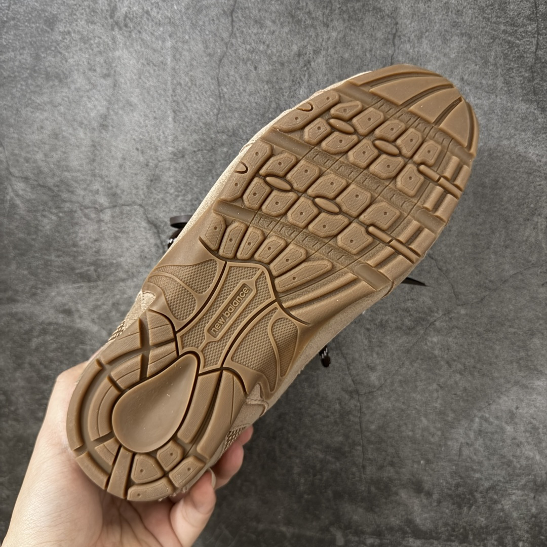 图片[9]-【海淘礼盒版】Miumiu x New Balance NB530 新百伦缪缪联名款复古运动鞋 全套原楦原纸板原厂数据开发 原厂三文治网纱 原装进口羊皮加羊反绒正确绒感卡色 正确中底拉帮中底纸板满印细节 冲裁组合 匠心打造 耗时两个月开发完成 工艺极其复杂难度可想而知 新开独立私模大底 全网唯一正确私模大底 高端零售专供产物 这双变奏版本的530 SL 有着抢眼的双鞋带系统 以撞色的拼接感带出不同以往的风格 同时透过网眼面料与麂皮呈现复古质地 除了极为受到欢迎的棕色调之外 还推出了轻盈的裸白色系 而双方的联名徽标则展现在鞋舌以及内里衬底之上 搭配棉质和皮革的双重鞋带设计呈现出不俗的质感 此番的一大亮点就是将原来的ABZORB 鞋底更换为超薄外底 诠释Y2K风造型 鞋舌上的\”MiuMiu\”和\”NB\”Logo彰显联名身份 整双鞋带来浓浓的复古氛围 尺码：35-40-选品中心