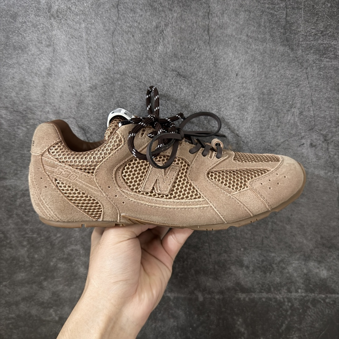 【海淘礼盒版】Miumiu x New Balance NB530 新百伦缪缪联名款复古运动鞋 全套原楦原纸板原厂数据开发 原厂三文治网纱 原装进口羊皮加羊反绒正确绒感卡色 正确中底拉帮中底纸板满印细节 冲裁组合 匠心打造 耗时两个月开发完成 工艺极其复杂难度可想而知 新开独立私模大底 全网唯一正确私模大底 高端零售专供产物 这双变奏版本的530 SL 有着抢眼的双鞋带系统 以撞色的拼接感带出不同以往的风格 同时透过网眼面料与麂皮呈现复古质地 除了极为受到欢迎的棕色调之外 还推出了轻盈的裸白色系 而双方的联名徽标则展现在鞋舌以及内里衬底之上 搭配棉质和皮革的双重鞋带设计呈现出不俗的质感 此番的一大亮点就是将原来的ABZORB 鞋底更换为超薄外底 诠释Y2K风造型 鞋舌上的\
