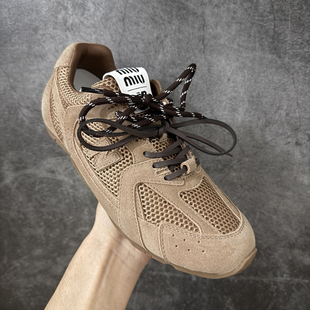 图片[3]-【海淘礼盒版】Miumiu x New Balance NB530 新百伦缪缪联名款复古运动鞋 全套原楦原纸板原厂数据开发 原厂三文治网纱 原装进口羊皮加羊反绒正确绒感卡色 正确中底拉帮中底纸板满印细节 冲裁组合 匠心打造 耗时两个月开发完成 工艺极其复杂难度可想而知 新开独立私模大底 全网唯一正确私模大底 高端零售专供产物 这双变奏版本的530 SL 有着抢眼的双鞋带系统 以撞色的拼接感带出不同以往的风格 同时透过网眼面料与麂皮呈现复古质地 除了极为受到欢迎的棕色调之外 还推出了轻盈的裸白色系 而双方的联名徽标则展现在鞋舌以及内里衬底之上 搭配棉质和皮革的双重鞋带设计呈现出不俗的质感 此番的一大亮点就是将原来的ABZORB 鞋底更换为超薄外底 诠释Y2K风造型 鞋舌上的\”MiuMiu\”和\”NB\”Logo彰显联名身份 整双鞋带来浓浓的复古氛围 尺码：35-40-选品中心