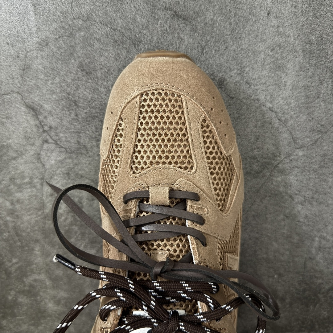 图片[5]-【海淘礼盒版】Miumiu x New Balance NB530 新百伦缪缪联名款复古运动鞋 全套原楦原纸板原厂数据开发 原厂三文治网纱 原装进口羊皮加羊反绒正确绒感卡色 正确中底拉帮中底纸板满印细节 冲裁组合 匠心打造 耗时两个月开发完成 工艺极其复杂难度可想而知 新开独立私模大底 全网唯一正确私模大底 高端零售专供产物 这双变奏版本的530 SL 有着抢眼的双鞋带系统 以撞色的拼接感带出不同以往的风格 同时透过网眼面料与麂皮呈现复古质地 除了极为受到欢迎的棕色调之外 还推出了轻盈的裸白色系 而双方的联名徽标则展现在鞋舌以及内里衬底之上 搭配棉质和皮革的双重鞋带设计呈现出不俗的质感 此番的一大亮点就是将原来的ABZORB 鞋底更换为超薄外底 诠释Y2K风造型 鞋舌上的\”MiuMiu\”和\”NB\”Logo彰显联名身份 整双鞋带来浓浓的复古氛围 尺码：35-40-选品中心