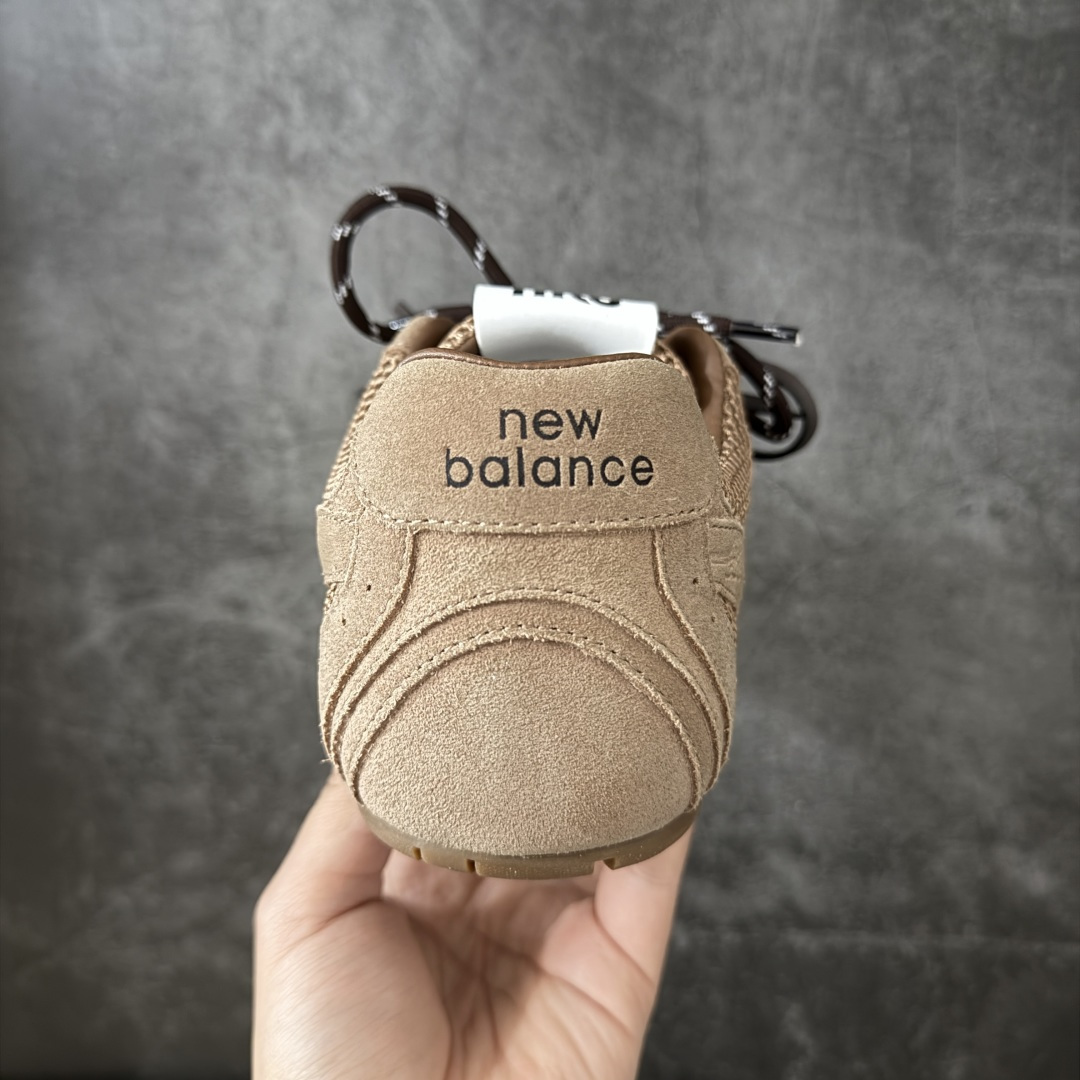 图片[4]-【海淘礼盒版】Miumiu x New Balance NB530 新百伦缪缪联名款复古运动鞋 全套原楦原纸板原厂数据开发 原厂三文治网纱 原装进口羊皮加羊反绒正确绒感卡色 正确中底拉帮中底纸板满印细节 冲裁组合 匠心打造 耗时两个月开发完成 工艺极其复杂难度可想而知 新开独立私模大底 全网唯一正确私模大底 高端零售专供产物 这双变奏版本的530 SL 有着抢眼的双鞋带系统 以撞色的拼接感带出不同以往的风格 同时透过网眼面料与麂皮呈现复古质地 除了极为受到欢迎的棕色调之外 还推出了轻盈的裸白色系 而双方的联名徽标则展现在鞋舌以及内里衬底之上 搭配棉质和皮革的双重鞋带设计呈现出不俗的质感 此番的一大亮点就是将原来的ABZORB 鞋底更换为超薄外底 诠释Y2K风造型 鞋舌上的\”MiuMiu\”和\”NB\”Logo彰显联名身份 整双鞋带来浓浓的复古氛围 尺码：35-40-选品中心