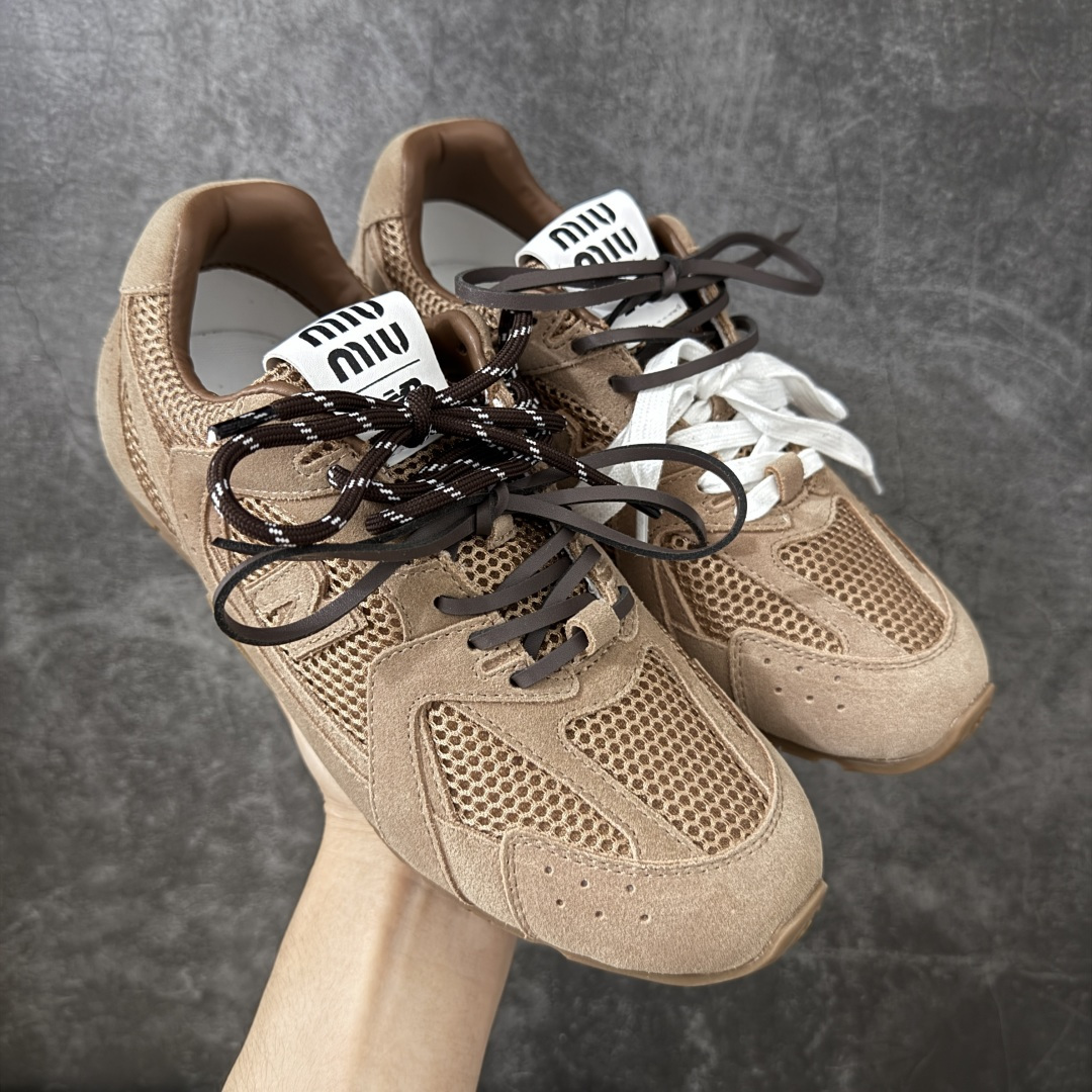 【海淘礼盒版】Miumiu x New Balance NB530 新百伦缪缪联名款复古运动鞋 全套原楦原纸板原厂数据开发 原厂三文治网纱 原装进口羊皮加羊反绒正确绒感卡色 正确中底拉帮中底纸板满印细节 冲裁组合 匠心打造 耗时两个月开发完成 工艺极其复杂难度可想而知 新开独立私模大底 全网唯一正确私模大底 高端零售专供产物 这双变奏版本的530 SL 有着抢眼的双鞋带系统 以撞色的拼接感带出不同以往的风格 同时透过网眼面料与麂皮呈现复古质地 除了极为受到欢迎的棕色调之外 还推出了轻盈的裸白色系 而双方的联名徽标则展现在鞋舌以及内里衬底之上 搭配棉质和皮革的双重鞋带设计呈现出不俗的质感 此番的一大亮点就是将原来的ABZORB 鞋底更换为超薄外底 诠释Y2K风造型 鞋舌上的\