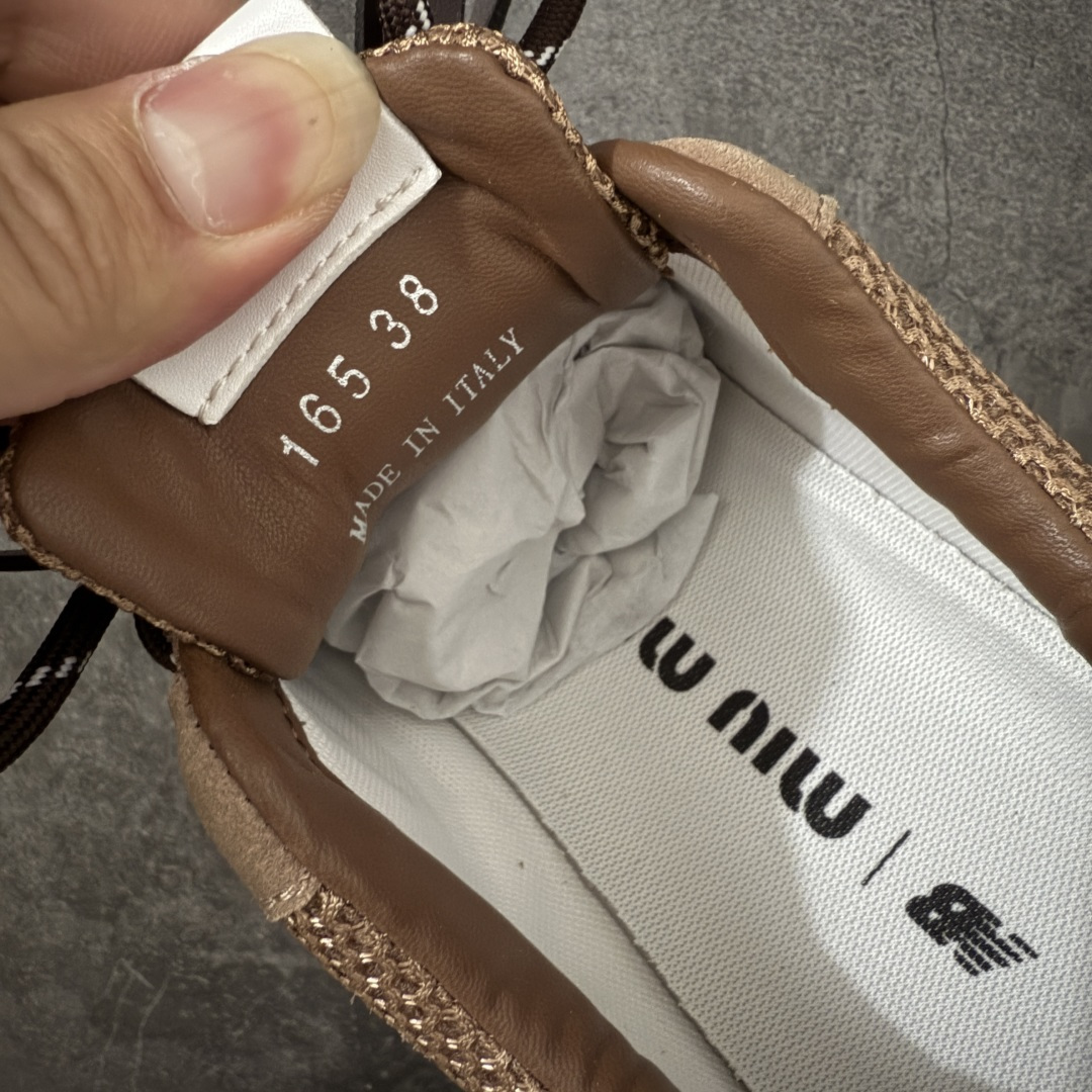 图片[7]-【海淘礼盒版】Miumiu x New Balance NB530 新百伦缪缪联名款复古运动鞋 全套原楦原纸板原厂数据开发 原厂三文治网纱 原装进口羊皮加羊反绒正确绒感卡色 正确中底拉帮中底纸板满印细节 冲裁组合 匠心打造 耗时两个月开发完成 工艺极其复杂难度可想而知 新开独立私模大底 全网唯一正确私模大底 高端零售专供产物 这双变奏版本的530 SL 有着抢眼的双鞋带系统 以撞色的拼接感带出不同以往的风格 同时透过网眼面料与麂皮呈现复古质地 除了极为受到欢迎的棕色调之外 还推出了轻盈的裸白色系 而双方的联名徽标则展现在鞋舌以及内里衬底之上 搭配棉质和皮革的双重鞋带设计呈现出不俗的质感 此番的一大亮点就是将原来的ABZORB 鞋底更换为超薄外底 诠释Y2K风造型 鞋舌上的\”MiuMiu\”和\”NB\”Logo彰显联名身份 整双鞋带来浓浓的复古氛围 尺码：35-40-选品中心