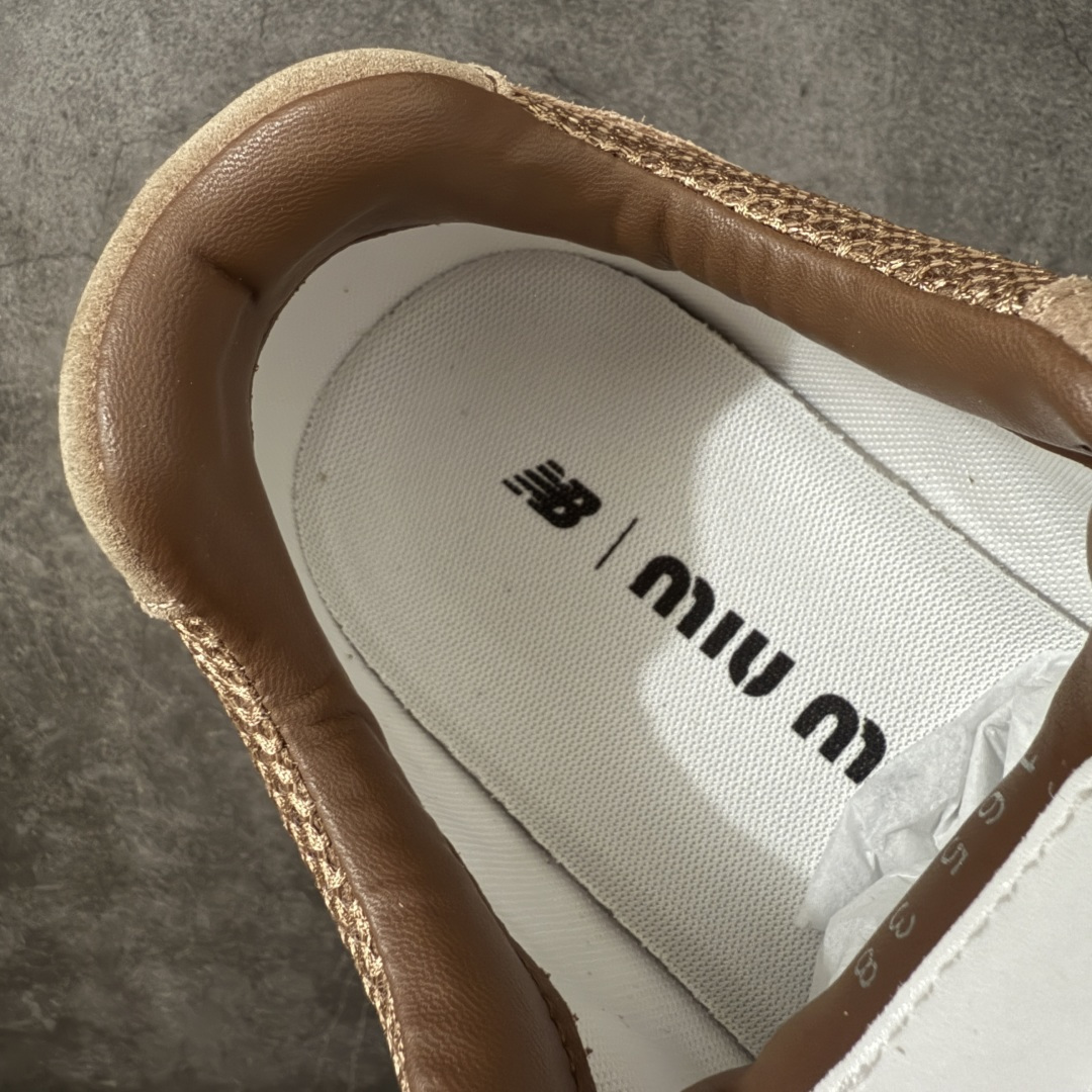 图片[8]-【海淘礼盒版】Miumiu x New Balance NB530 新百伦缪缪联名款复古运动鞋 全套原楦原纸板原厂数据开发 原厂三文治网纱 原装进口羊皮加羊反绒正确绒感卡色 正确中底拉帮中底纸板满印细节 冲裁组合 匠心打造 耗时两个月开发完成 工艺极其复杂难度可想而知 新开独立私模大底 全网唯一正确私模大底 高端零售专供产物 这双变奏版本的530 SL 有着抢眼的双鞋带系统 以撞色的拼接感带出不同以往的风格 同时透过网眼面料与麂皮呈现复古质地 除了极为受到欢迎的棕色调之外 还推出了轻盈的裸白色系 而双方的联名徽标则展现在鞋舌以及内里衬底之上 搭配棉质和皮革的双重鞋带设计呈现出不俗的质感 此番的一大亮点就是将原来的ABZORB 鞋底更换为超薄外底 诠释Y2K风造型 鞋舌上的\”MiuMiu\”和\”NB\”Logo彰显联名身份 整双鞋带来浓浓的复古氛围 尺码：35-40-选品中心