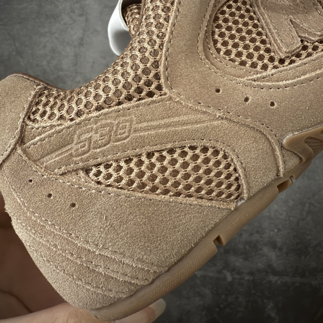 图片[3]-【海淘礼盒版】Miumiu x New Balance NB530 新百伦缪缪联名款复古运动鞋 全套原楦原纸板原厂数据开发 原厂三文治网纱 原装进口羊皮加羊反绒正确绒感卡色 正确中底拉帮中底纸板满印细节 冲裁组合 匠心打造 耗时两个月开发完成 工艺极其复杂难度可想而知 新开独立私模大底 全网唯一正确私模大底 高端零售专供产物 这双变奏版本的530 SL 有着抢眼的双鞋带系统 以撞色的拼接感带出不同以往的风格 同时透过网眼面料与麂皮呈现复古质地 除了极为受到欢迎的棕色调之外 还推出了轻盈的裸白色系 而双方的联名徽标则展现在鞋舌以及内里衬底之上 搭配棉质和皮革的双重鞋带设计呈现出不俗的质感 此番的一大亮点就是将原来的ABZORB 鞋底更换为超薄外底 诠释Y2K风造型 鞋舌上的\”MiuMiu\”和\”NB\”Logo彰显联名身份 整双鞋带来浓浓的复古氛围 尺码：35-40-选品中心