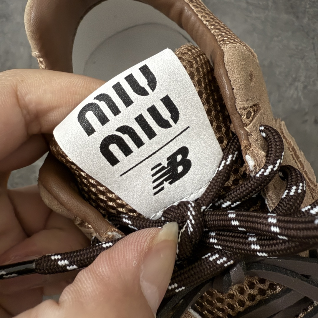 图片[6]-【海淘礼盒版】Miumiu x New Balance NB530 新百伦缪缪联名款复古运动鞋 全套原楦原纸板原厂数据开发 原厂三文治网纱 原装进口羊皮加羊反绒正确绒感卡色 正确中底拉帮中底纸板满印细节 冲裁组合 匠心打造 耗时两个月开发完成 工艺极其复杂难度可想而知 新开独立私模大底 全网唯一正确私模大底 高端零售专供产物 这双变奏版本的530 SL 有着抢眼的双鞋带系统 以撞色的拼接感带出不同以往的风格 同时透过网眼面料与麂皮呈现复古质地 除了极为受到欢迎的棕色调之外 还推出了轻盈的裸白色系 而双方的联名徽标则展现在鞋舌以及内里衬底之上 搭配棉质和皮革的双重鞋带设计呈现出不俗的质感 此番的一大亮点就是将原来的ABZORB 鞋底更换为超薄外底 诠释Y2K风造型 鞋舌上的\”MiuMiu\”和\”NB\”Logo彰显联名身份 整双鞋带来浓浓的复古氛围 尺码：35-40-选品中心