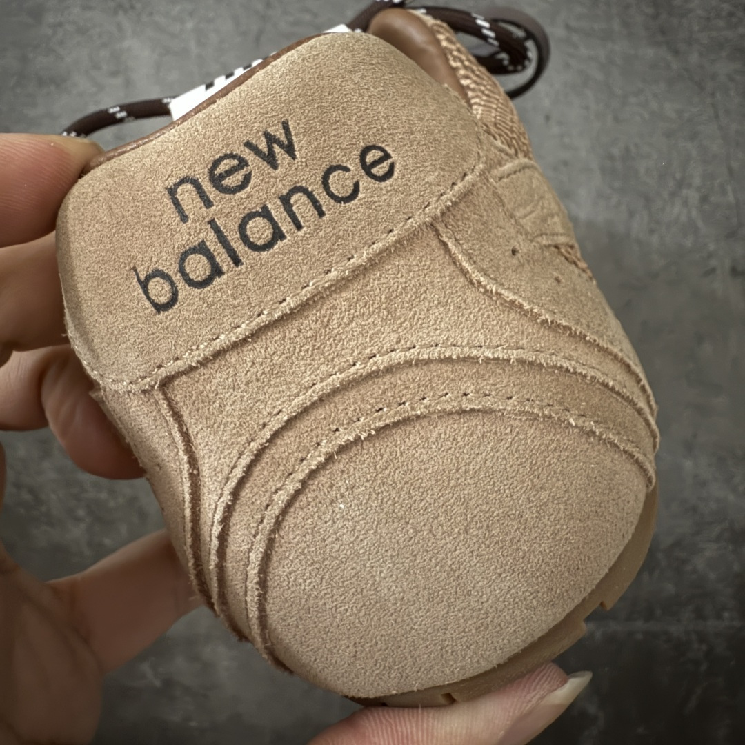图片[2]-【海淘礼盒版】Miumiu x New Balance NB530 新百伦缪缪联名款复古运动鞋 全套原楦原纸板原厂数据开发 原厂三文治网纱 原装进口羊皮加羊反绒正确绒感卡色 正确中底拉帮中底纸板满印细节 冲裁组合 匠心打造 耗时两个月开发完成 工艺极其复杂难度可想而知 新开独立私模大底 全网唯一正确私模大底 高端零售专供产物 这双变奏版本的530 SL 有着抢眼的双鞋带系统 以撞色的拼接感带出不同以往的风格 同时透过网眼面料与麂皮呈现复古质地 除了极为受到欢迎的棕色调之外 还推出了轻盈的裸白色系 而双方的联名徽标则展现在鞋舌以及内里衬底之上 搭配棉质和皮革的双重鞋带设计呈现出不俗的质感 此番的一大亮点就是将原来的ABZORB 鞋底更换为超薄外底 诠释Y2K风造型 鞋舌上的\”MiuMiu\”和\”NB\”Logo彰显联名身份 整双鞋带来浓浓的复古氛围 尺码：35-40-选品中心