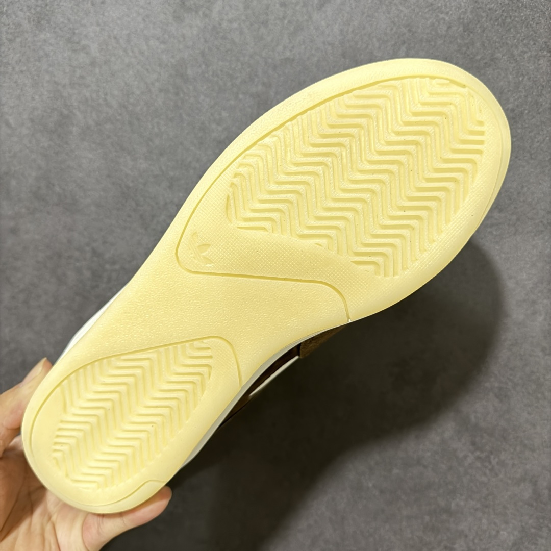 图片[9]-【公司级】adidas × Bad Bunny Badbo 1.0 经典百搭 中帮 篮球鞋 Bad Bunny联名款篮球鞋，中帮设计兼顾运动与日常，米色皮质鞋面搭配复古造型，适合搭配宽松服饰出街或休闲运动场合。 货号：JS1469 尺码：36 36.5 37.5 38 38.5 39 40 40.5 41 42 42.5 43 44 44.5 45-选品中心