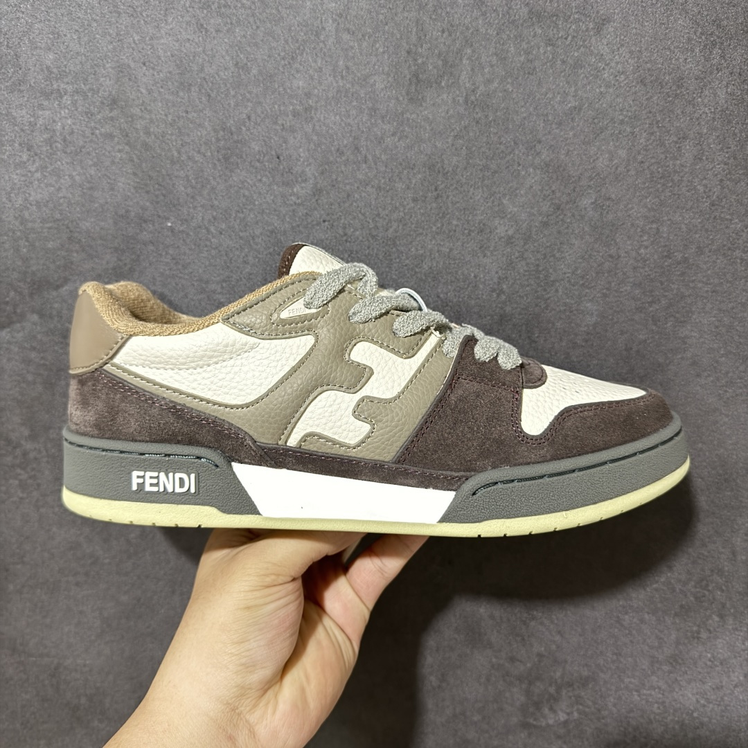【公司级】高端性价比-跑量款-高端工艺盒＋原厂同步配件 FENDI芬迪 Match 皮革 浮雕系带 低帮时尚板鞋 FENDI Match 鞋身采用超柔软粗纹皮革及绒面皮革材质，圆润边沿配合细腻的走线展现出 FENDI 对于品质的严苛把控。为提升 FENDI Match 整体的完成度，侧身的品牌 Logo 线条更纤细，与鞋身浑然一体，加之专属鞋舌标签让整体的层次感拿捏得十分均衡，上脚观感更是彰显了奢侈品鞋款潮流质感的一面。 货号：7E1493AHH2 F1FHS 尺码：35 36 37 38 39 40 41 42 43 44 45 46-选品中心