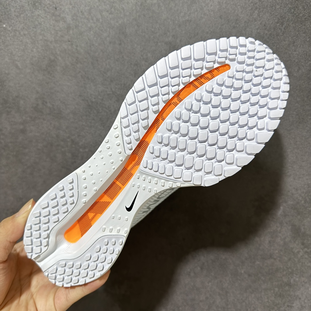 图片[9]-【公司级】Nike Air Zoom Pegasus Premium 耐克 新款气垫缓震休闲跑步鞋 Pegasus Premium 搭载了 Nike 最先进的三重技术 为跑者提供超强的响应缓冲 这款鞋被誉为有史以来响应最快的跑鞋 为跑者提供最大能量反馈 鞋面采用多层覆盖和加固设计 确保足够的支撑和结构 而鞋舌设计则增加了透气性 让跑者能够更轻松地奔跑 货号：HQ2593-001 尺码：36～46B-选品中心