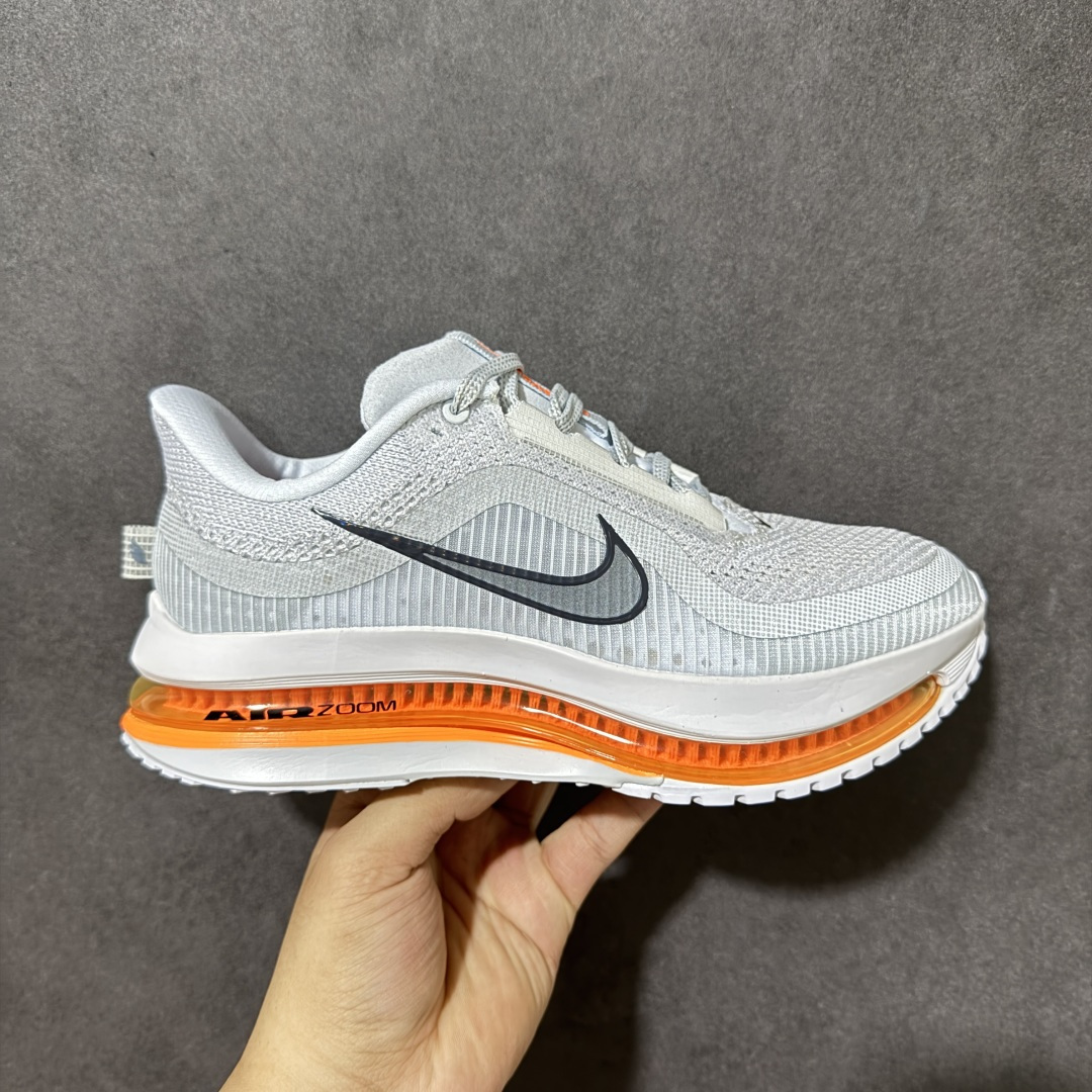 【公司级】Nike Air Zoom Pegasus Premium 耐克 新款气垫缓震休闲跑步鞋 Pegasus Premium 搭载了 Nike 最先进的三重技术 为跑者提供超强的响应缓冲 这款鞋被誉为有史以来响应最快的跑鞋 为跑者提供最大能量反馈 鞋面采用多层覆盖和加固设计 确保足够的支撑和结构 而鞋舌设计则增加了透气性 让跑者能够更轻松地奔跑 货号：HQ2593-001 尺码：36～46B-选品中心