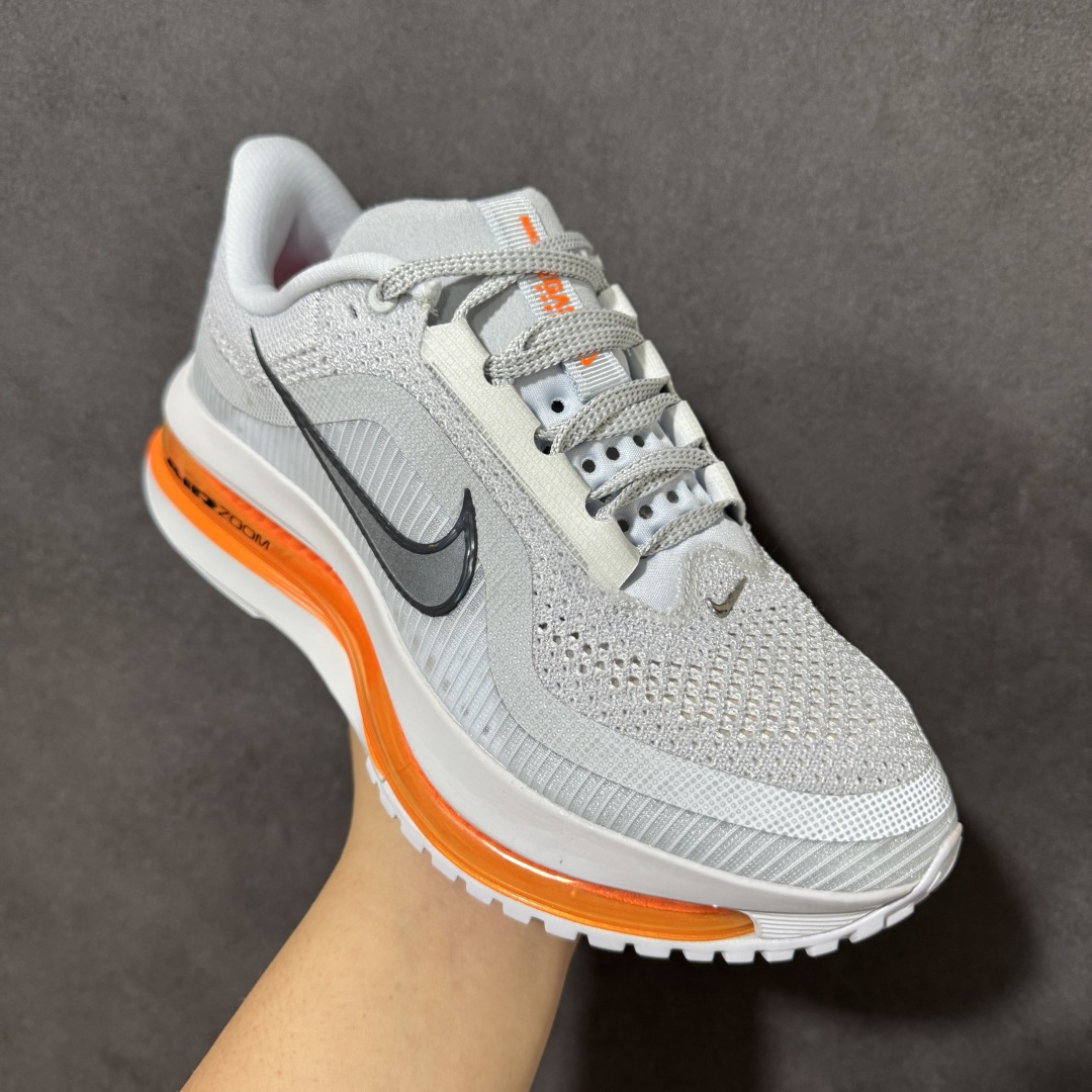 图片[3]-【公司级】Nike Air Zoom Pegasus Premium 耐克 新款气垫缓震休闲跑步鞋 Pegasus Premium 搭载了 Nike 最先进的三重技术 为跑者提供超强的响应缓冲 这款鞋被誉为有史以来响应最快的跑鞋 为跑者提供最大能量反馈 鞋面采用多层覆盖和加固设计 确保足够的支撑和结构 而鞋舌设计则增加了透气性 让跑者能够更轻松地奔跑 货号：HQ2593-001 尺码：36～46B-选品中心
