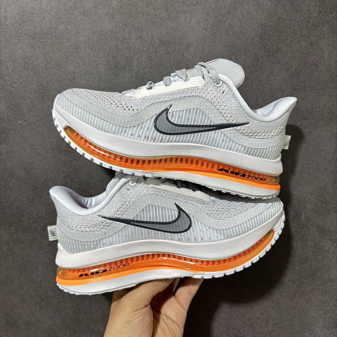 【公司级】Nike Air Zoom Pegasus Premium 耐克 新款气垫缓震休闲跑步鞋 Pegasus Premium 搭载了 Nike 最先进的三重技术 为跑者提供超强的响应缓冲 这款鞋被誉为有史以来响应最快的跑鞋 为跑者提供最大能量反馈 鞋面采用多层覆盖和加固设计 确保足够的支撑和结构 而鞋舌设计则增加了透气性 让跑者能够更轻松地奔跑 货号：HQ2593-001 尺码：36～46B-选品中心