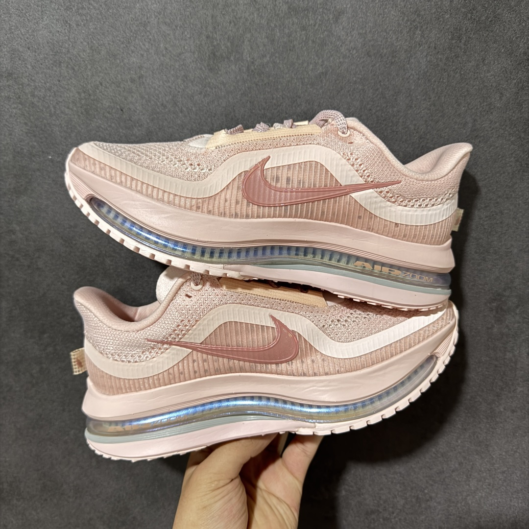 图片[2]-【公司级】Nike Air Zoom Pegasus Premium 耐克 新款气垫缓震休闲跑步鞋 Pegasus Premium 搭载了 Nike 最先进的三重技术 为跑者提供超强的响应缓冲 这款鞋被誉为有史以来响应最快的跑鞋 为跑者提供最大能量反馈 鞋面采用多层覆盖和加固设计 确保足够的支撑和结构 而鞋舌设计则增加了透气性 让跑者能够更轻松地奔跑 货号：HQ2593-001 尺码：36～46B-选品中心