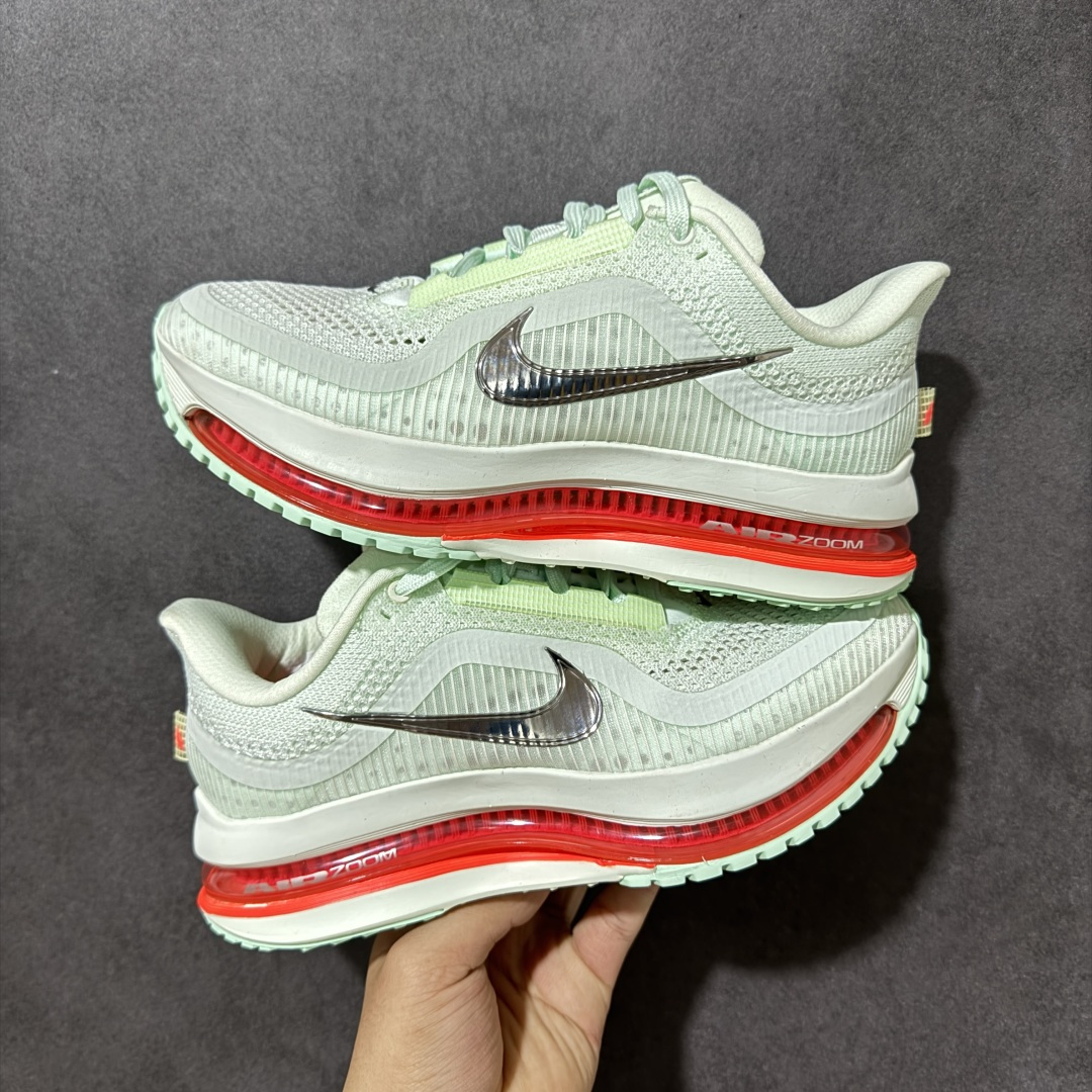 图片[4]-【公司级】Nike Air Zoom Pegasus Premium 耐克 新款气垫缓震休闲跑步鞋 Pegasus Premium 搭载了 Nike 最先进的三重技术 为跑者提供超强的响应缓冲 这款鞋被誉为有史以来响应最快的跑鞋 为跑者提供最大能量反馈 鞋面采用多层覆盖和加固设计 确保足够的支撑和结构 而鞋舌设计则增加了透气性 让跑者能够更轻松地奔跑 货号：HQ2593-001 尺码：36～46B-选品中心