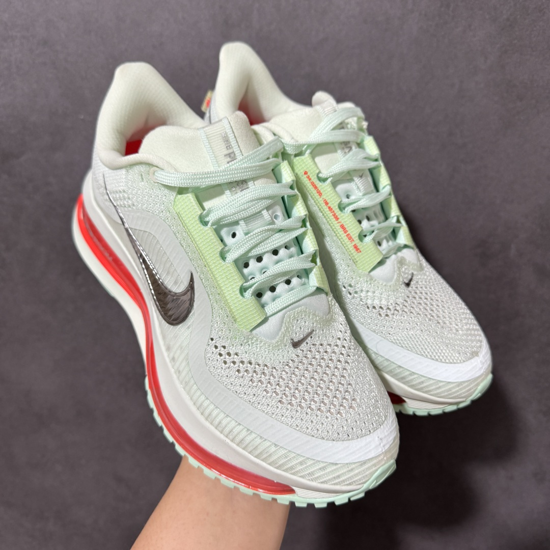 图片[4]-【公司级】Nike Air Zoom Pegasus Premium 耐克 新款气垫缓震休闲跑步鞋 Pegasus Premium 搭载了 Nike 最先进的三重技术 为跑者提供超强的响应缓冲 这款鞋被誉为有史以来响应最快的跑鞋 为跑者提供最大能量反馈 鞋面采用多层覆盖和加固设计 确保足够的支撑和结构 而鞋舌设计则增加了透气性 让跑者能够更轻松地奔跑 货号：HQ2593-001 尺码：36～46B-选品中心