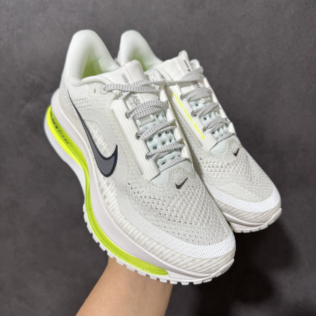图片[11]-【公司级】Nike Air Zoom Pegasus Premium 耐克 新款气垫缓震休闲跑步鞋 Pegasus Premium 搭载了 Nike 最先进的三重技术 为跑者提供超强的响应缓冲 这款鞋被誉为有史以来响应最快的跑鞋 为跑者提供最大能量反馈 鞋面采用多层覆盖和加固设计 确保足够的支撑和结构 而鞋舌设计则增加了透气性 让跑者能够更轻松地奔跑 货号：HQ2593-001 尺码：36～46B-选品中心