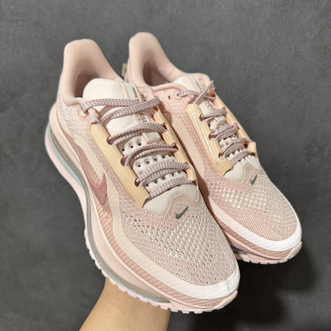 图片[2]-【公司级】Nike Air Zoom Pegasus Premium 耐克 新款气垫缓震休闲跑步鞋 Pegasus Premium 搭载了 Nike 最先进的三重技术 为跑者提供超强的响应缓冲 这款鞋被誉为有史以来响应最快的跑鞋 为跑者提供最大能量反馈 鞋面采用多层覆盖和加固设计 确保足够的支撑和结构 而鞋舌设计则增加了透气性 让跑者能够更轻松地奔跑 货号：HQ2593-001 尺码：36～46B-选品中心