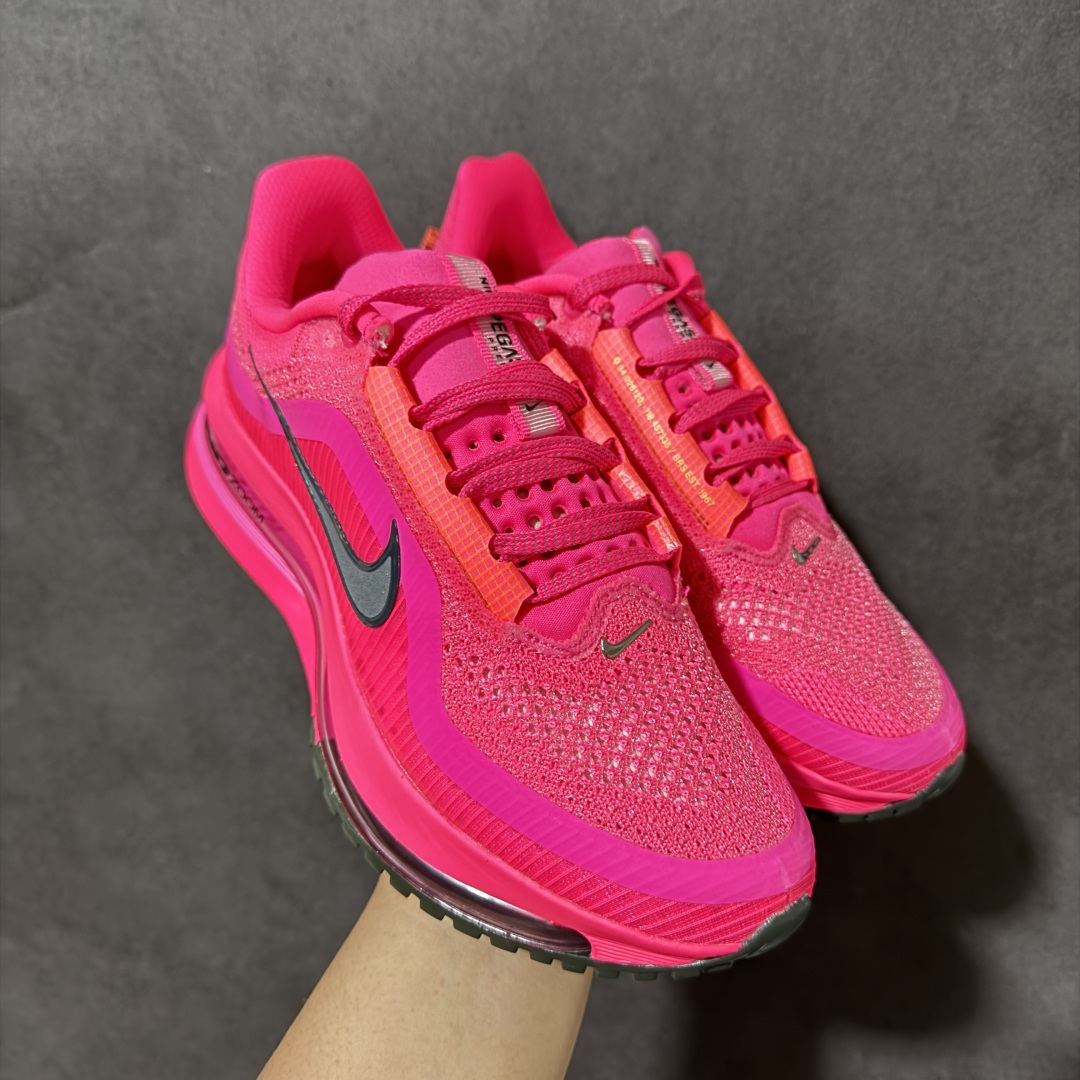 图片[3]-【公司级】Nike Air Zoom Pegasus Premium 耐克 新款气垫缓震休闲跑步鞋 Pegasus Premium 搭载了 Nike 最先进的三重技术 为跑者提供超强的响应缓冲 这款鞋被誉为有史以来响应最快的跑鞋 为跑者提供最大能量反馈 鞋面采用多层覆盖和加固设计 确保足够的支撑和结构 而鞋舌设计则增加了透气性 让跑者能够更轻松地奔跑 货号：HQ2593-001 尺码：36～46B-选品中心