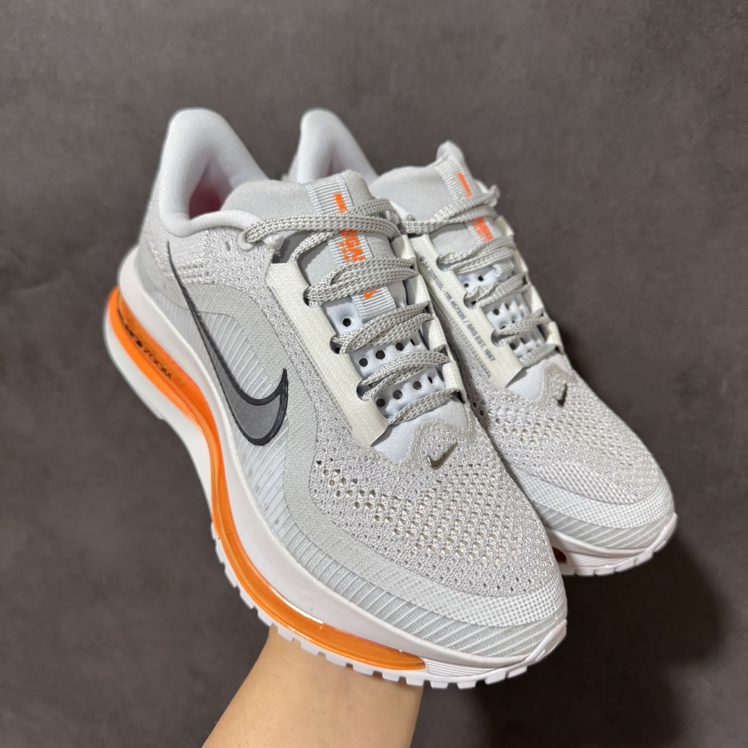 【公司级】Nike Air Zoom Pegasus Premium 耐克 新款气垫缓震休闲跑步鞋 Pegasus Premium 搭载了 Nike 最先进的三重技术 为跑者提供超强的响应缓冲 这款鞋被誉为有史以来响应最快的跑鞋 为跑者提供最大能量反馈 鞋面采用多层覆盖和加固设计 确保足够的支撑和结构 而鞋舌设计则增加了透气性 让跑者能够更轻松地奔跑 货号：HQ2593-001 尺码：36～46B-选品中心