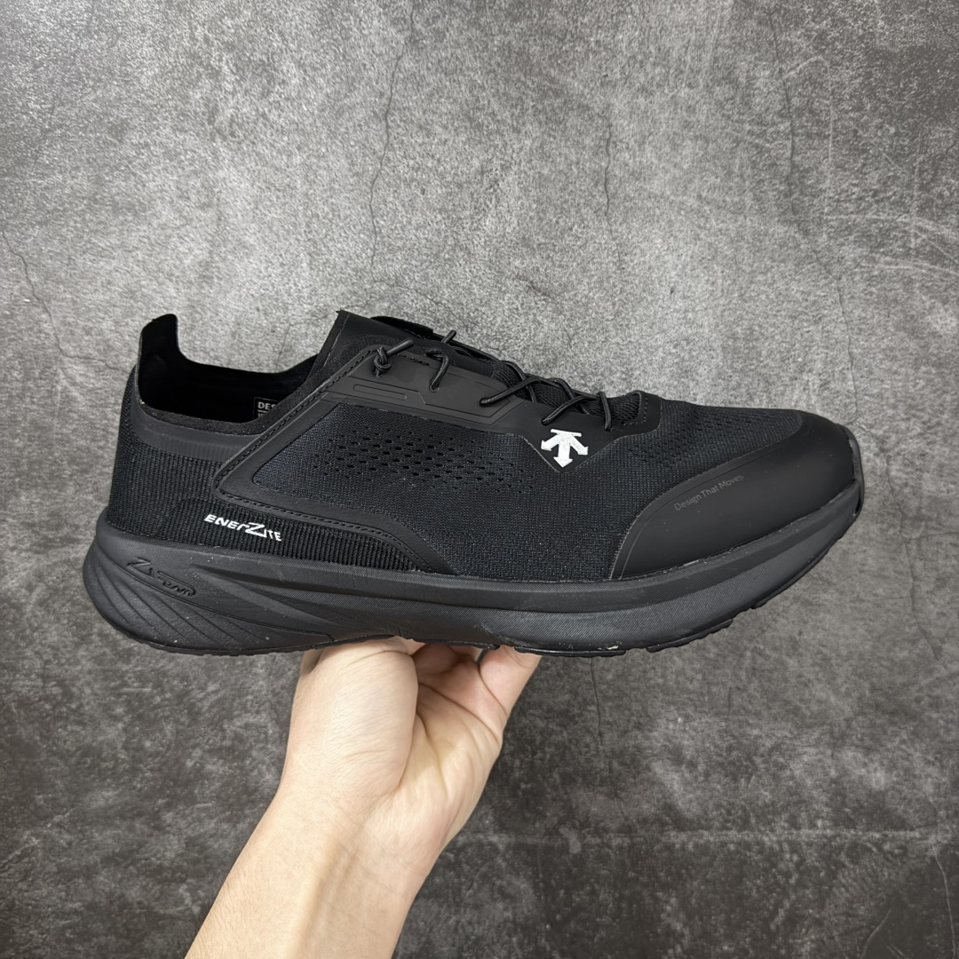 【公司级】DESCENTE 迪桑特 Ease Air JR 城市通勤 户外低帮透气运动户外鞋 超透气网面 独特不对称绑带设计 中底搭载迪桑特的 LAVITATE 缓震科技，脚感软弹且回弹迅速，长距离跑步或日常暴走都能有效缓解足部压力。外底采用耐磨橡胶材质，纹路专为湿滑路面和柏油路优化，抓地力强，无论是跑步还是日常通勤都很合适。 尺码：39 40 41 42 43 44-选品中心