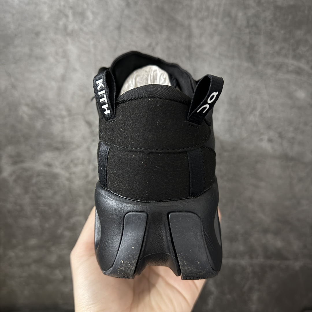 图片[4]-【OG纯原】KITH x ON 昂跑联名 Cloudswift K-Tech 1 系列 3MG10775560 低帮休闲跑步鞋 大厂出品 原版有1比1打造 配件齐全 外贸专供 尺码最大做到46码 市面最高还原度版本 打造最强品质 没有之一 全新开发的鞋面结构，用高透气网布拼了大面积的合成麂皮。这种材质碰撞脱离了普通跑鞋的塑料感，更有时装质感；搭载了On的CloudTec缓震科技和Helion超级泡棉，全新的Cloudswift鞋底结构，脚感和支撑性都拉满，外底还直接刻上了Kith的字母组合，彰显联名身份；翻开鞋底，是定制的Kith Monogram老花外底，既保留了On的专业感，又带点Kith标志性的精致灰调。 尺码：36 36.5 37.5 38 38.5 39 40 40.5 41 42 42.5 43 44 44.5 45 46-选品中心