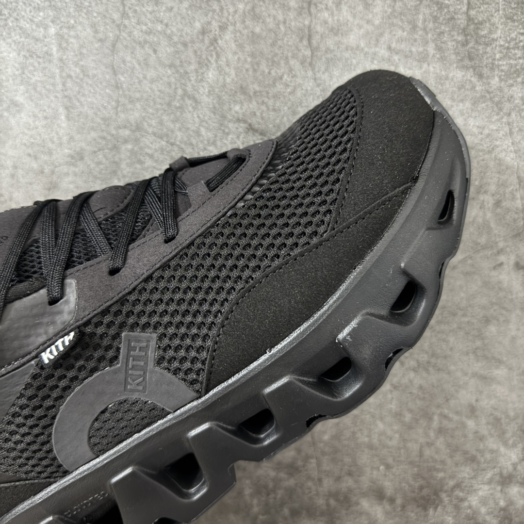 图片[6]-【OG纯原】KITH x ON 昂跑联名 Cloudswift K-Tech 1 系列 3MG10775560 低帮休闲跑步鞋 大厂出品 原版有1比1打造 配件齐全 外贸专供 尺码最大做到46码 市面最高还原度版本 打造最强品质 没有之一 全新开发的鞋面结构，用高透气网布拼了大面积的合成麂皮。这种材质碰撞脱离了普通跑鞋的塑料感，更有时装质感；搭载了On的CloudTec缓震科技和Helion超级泡棉，全新的Cloudswift鞋底结构，脚感和支撑性都拉满，外底还直接刻上了Kith的字母组合，彰显联名身份；翻开鞋底，是定制的Kith Monogram老花外底，既保留了On的专业感，又带点Kith标志性的精致灰调。 尺码：36 36.5 37.5 38 38.5 39 40 40.5 41 42 42.5 43 44 44.5 45 46-选品中心