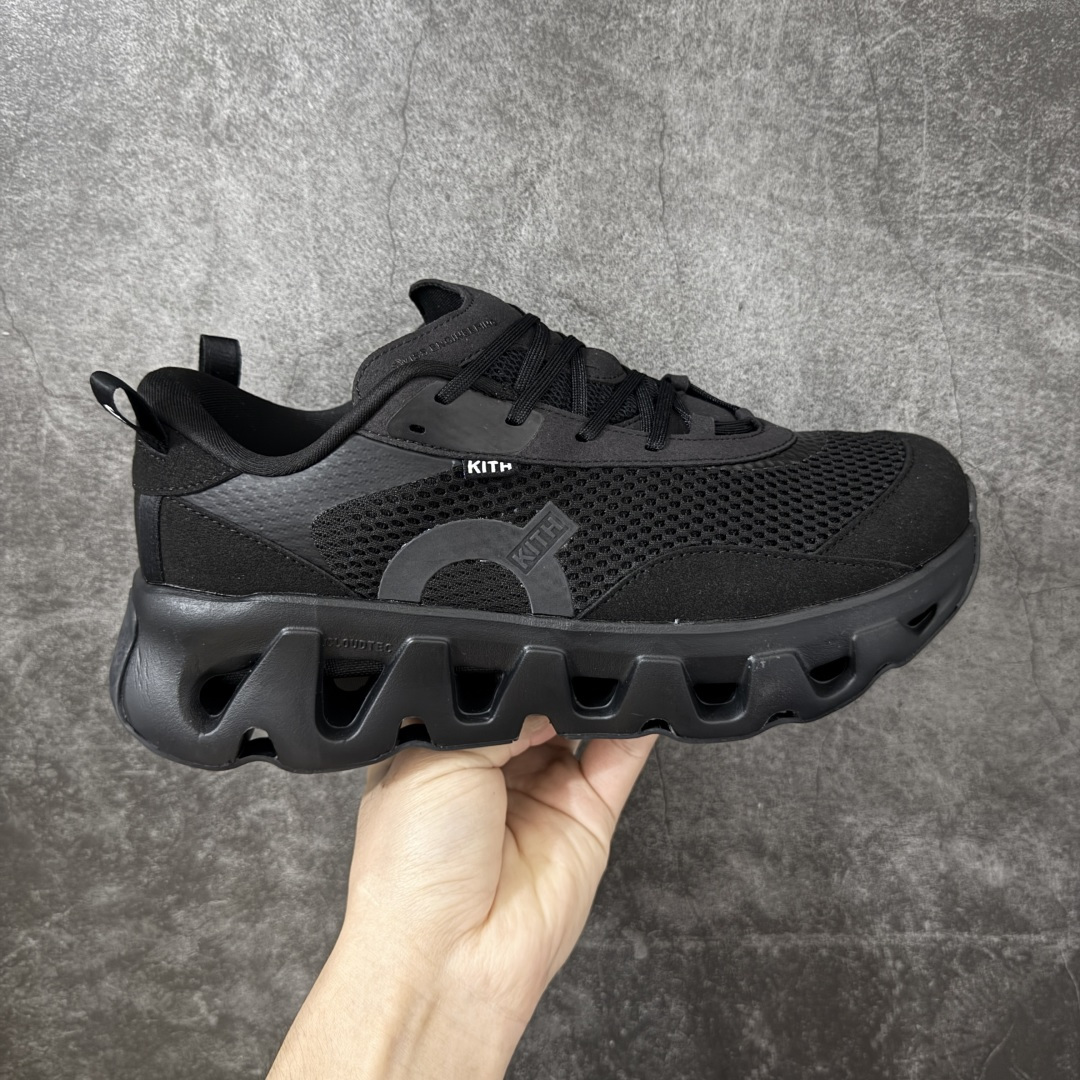 【OG纯原】KITH x ON 昂跑联名 Cloudswift K-Tech 1 系列 3MG10775560 低帮休闲跑步鞋 大厂出品 原版有1比1打造 配件齐全 外贸专供 尺码最大做到46码 市面最高还原度版本 打造最强品质 没有之一 全新开发的鞋面结构，用高透气网布拼了大面积的合成麂皮。这种材质碰撞脱离了普通跑鞋的塑料感，更有时装质感；搭载了On的CloudTec缓震科技和Helion超级泡棉，全新的Cloudswift鞋底结构，脚感和支撑性都拉满，外底还直接刻上了Kith的字母组合，彰显联名身份；翻开鞋底，是定制的Kith Monogram老花外底，既保留了On的专业感，又带点Kith标志性的精致灰调。 尺码：36 36.5 37.5 38 38.5 39 40 40.5 41 42 42.5 43 44 44.5 45 46-选品中心