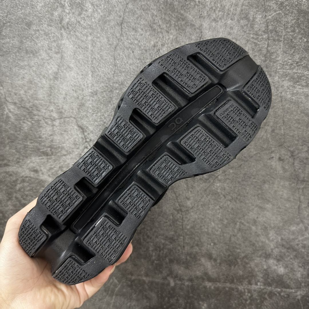 图片[9]-【OG纯原】KITH x ON 昂跑联名 Cloudswift K-Tech 1 系列 3MG10775560 低帮休闲跑步鞋 大厂出品 原版有1比1打造 配件齐全 外贸专供 尺码最大做到46码 市面最高还原度版本 打造最强品质 没有之一 全新开发的鞋面结构，用高透气网布拼了大面积的合成麂皮。这种材质碰撞脱离了普通跑鞋的塑料感，更有时装质感；搭载了On的CloudTec缓震科技和Helion超级泡棉，全新的Cloudswift鞋底结构，脚感和支撑性都拉满，外底还直接刻上了Kith的字母组合，彰显联名身份；翻开鞋底，是定制的Kith Monogram老花外底，既保留了On的专业感，又带点Kith标志性的精致灰调。 尺码：36 36.5 37.5 38 38.5 39 40 40.5 41 42 42.5 43 44 44.5 45 46-选品中心